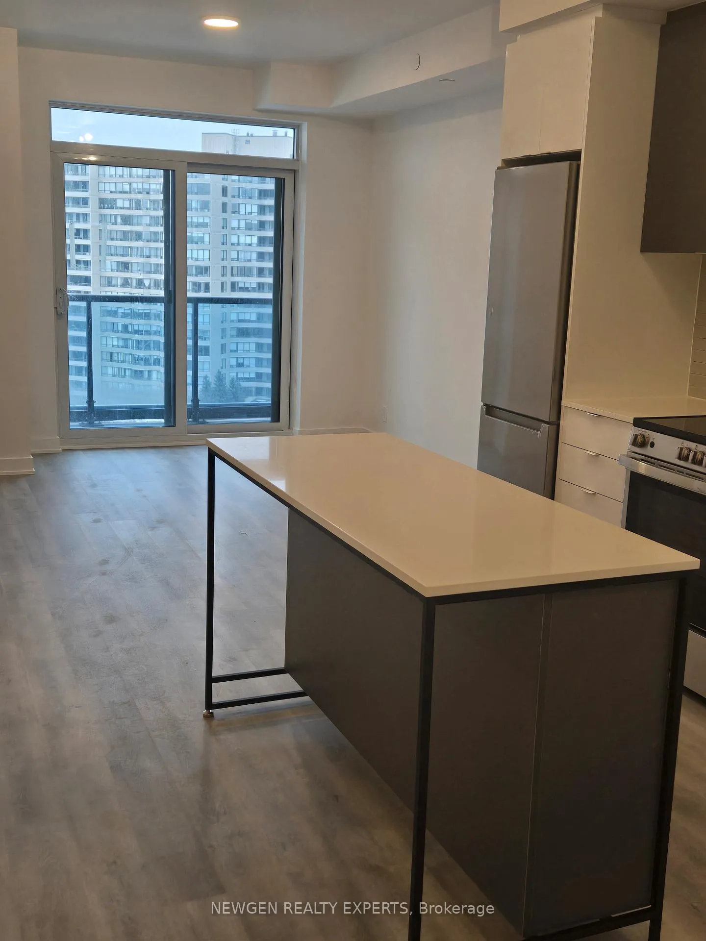 Photo 5 of Unit 811, 30 Upper Mall Way, Vaughan, Brownridge — HOMEH