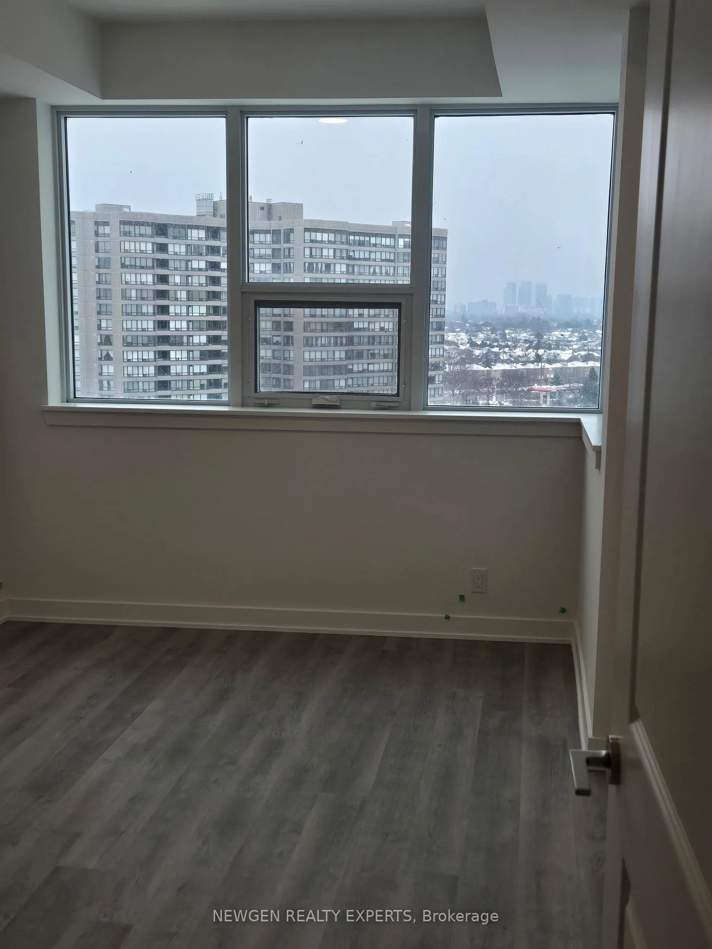 Photo 8 of Unit 811, 30 Upper Mall Way, Vaughan, Brownridge — HOMEH