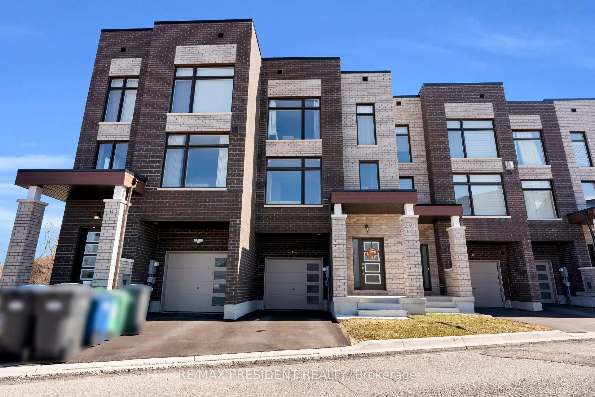 Photo 3 of 40 Queenpost Drive, Brampton, Credit Valley — HOMEH