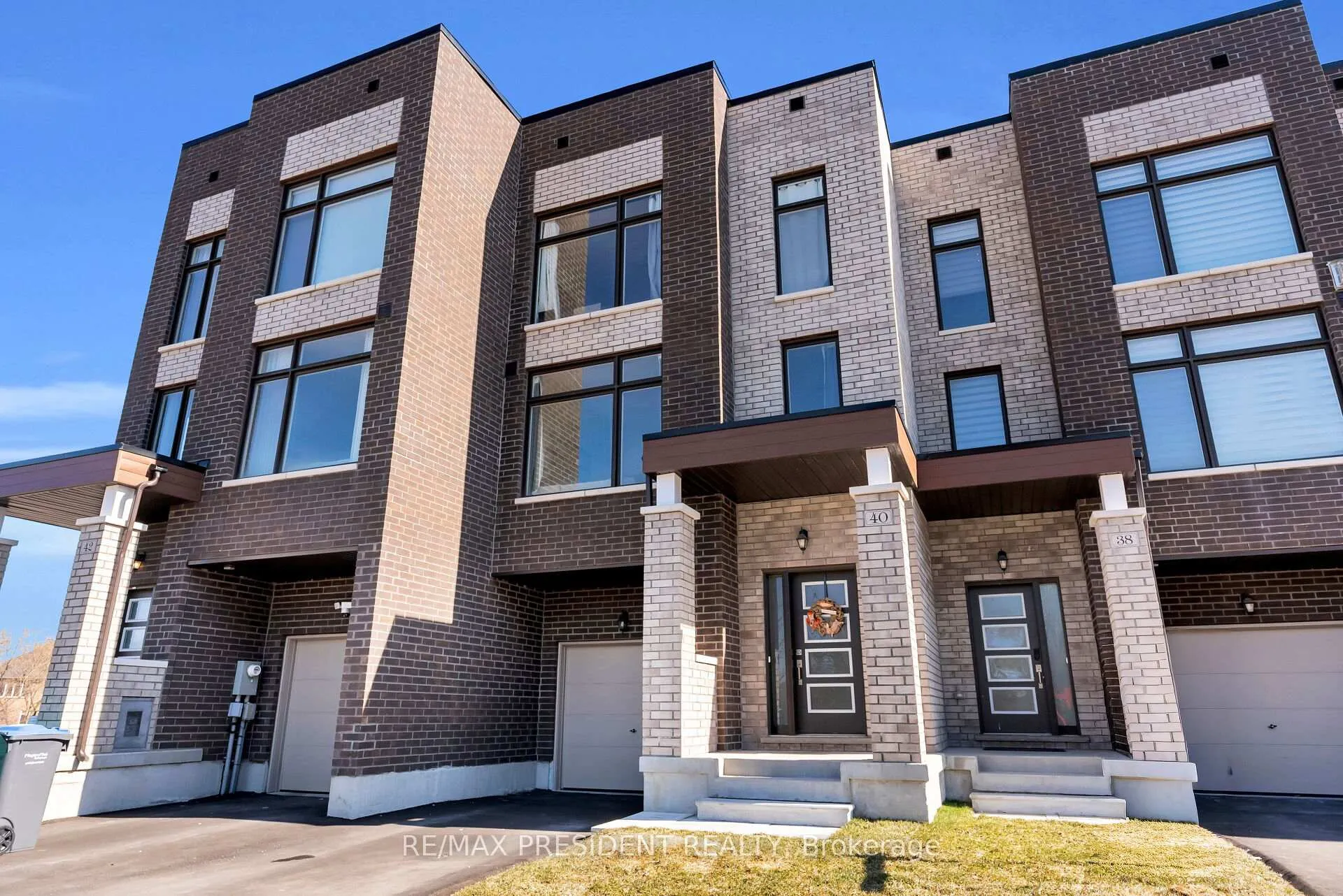 Photo 4 of 40 Queenpost Drive, Brampton, Credit Valley — HOMEH