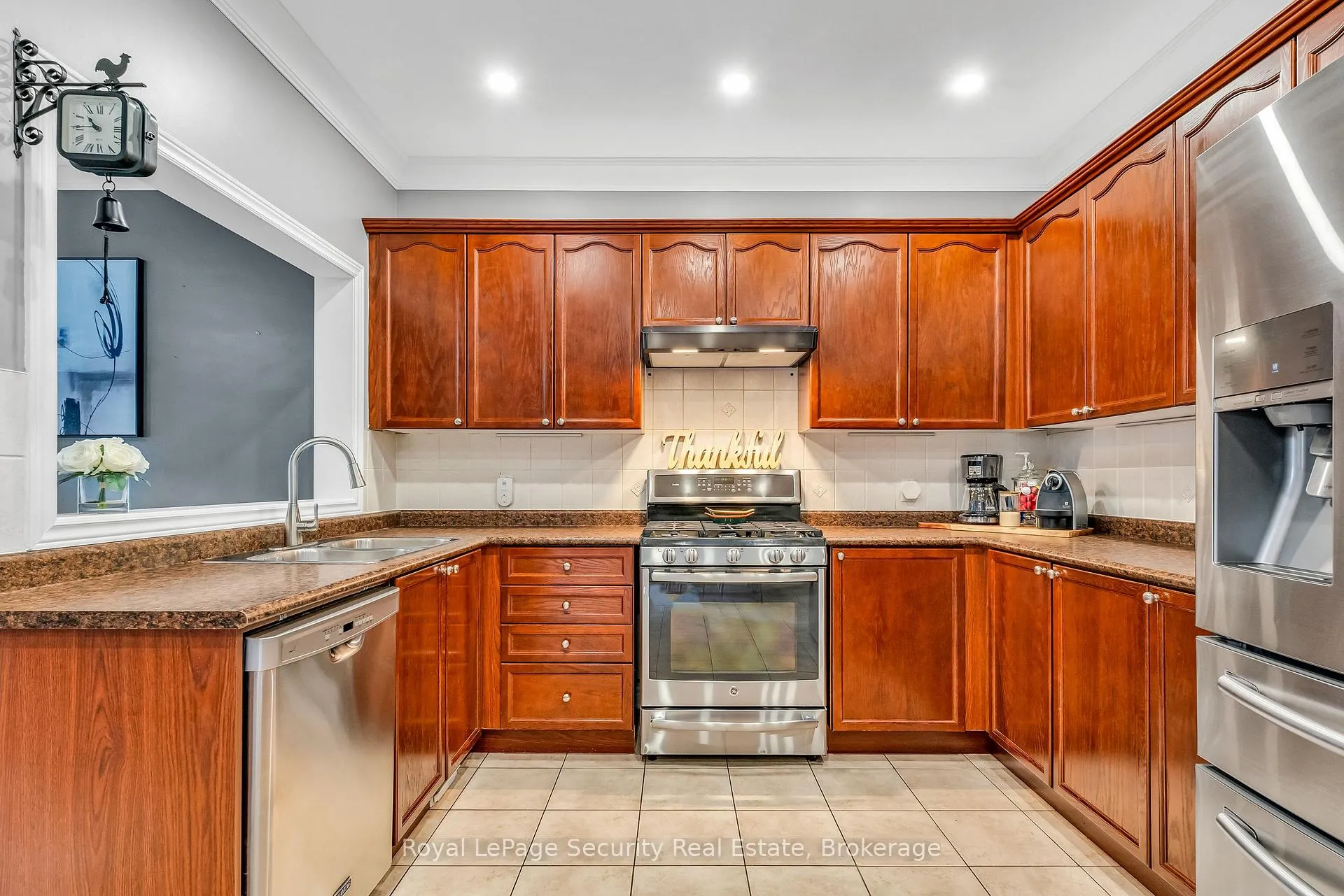 Photo 13 of 40 Summit Drive, Vaughan, Vellore Village — HOMEH