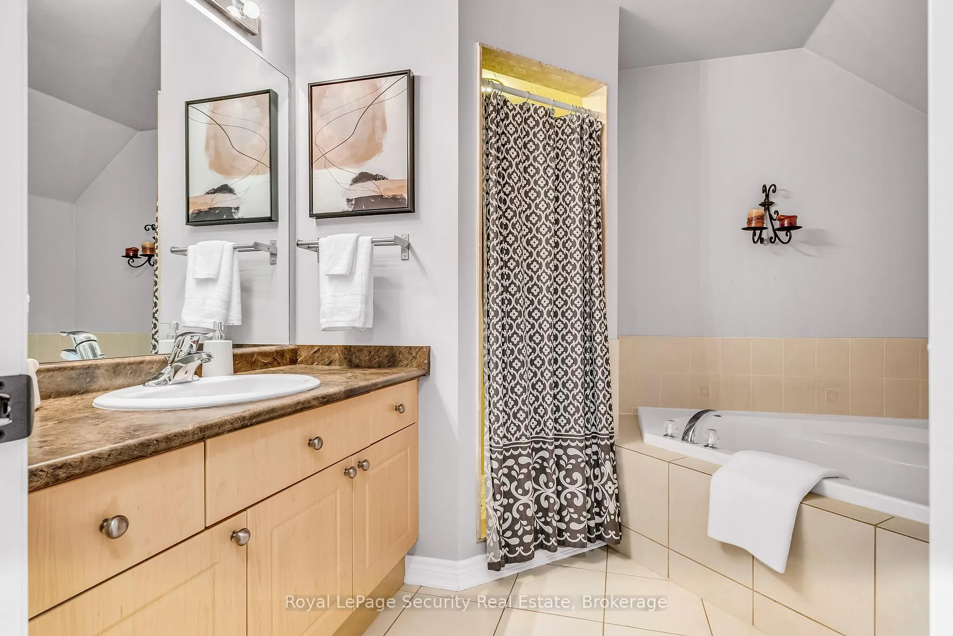 Photo 22 of 40 Summit Drive, Vaughan, Vellore Village — HOMEH