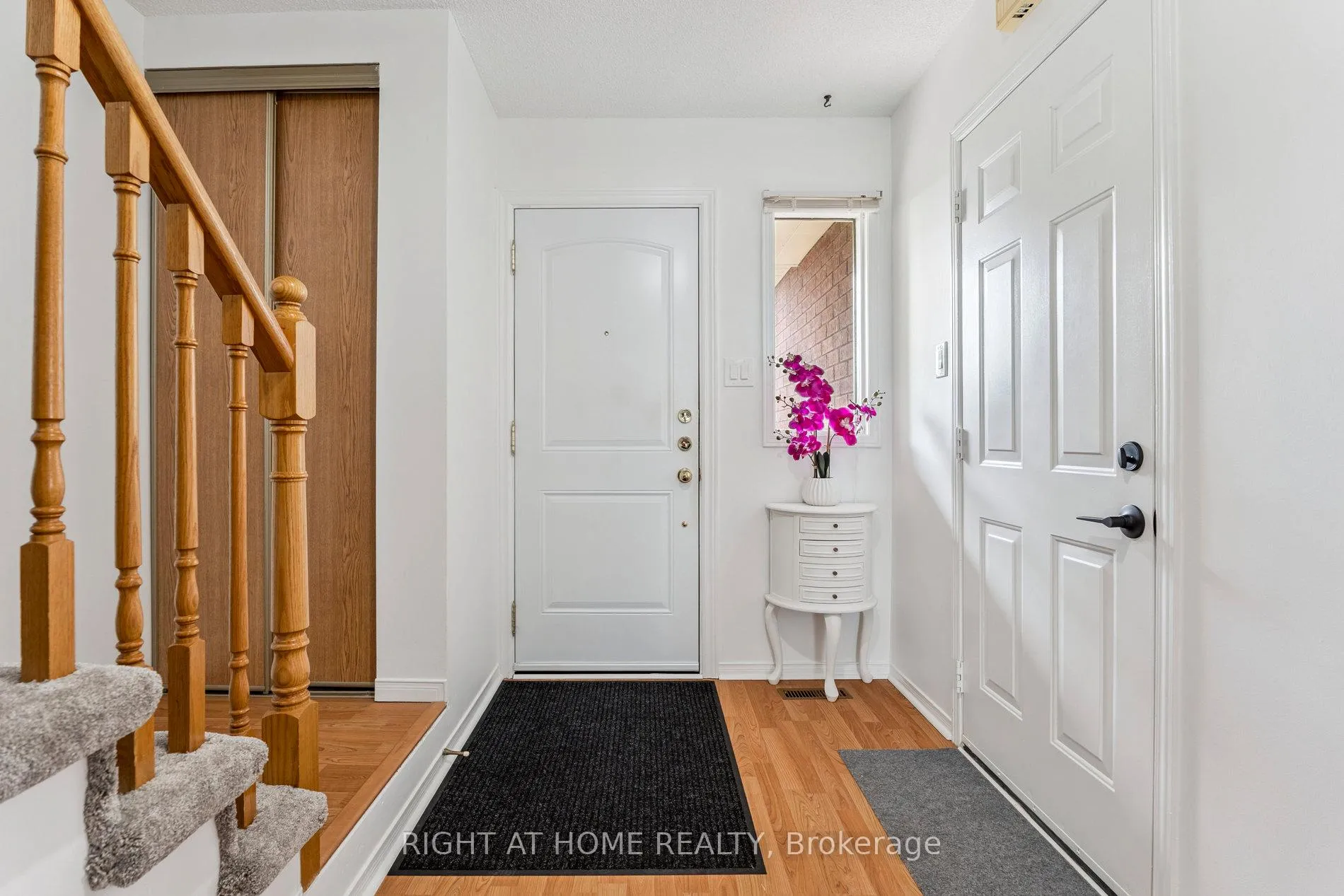 Photo 4 of 115 Laidlaw Drive, Barrie, West Bayfield — HOMEH