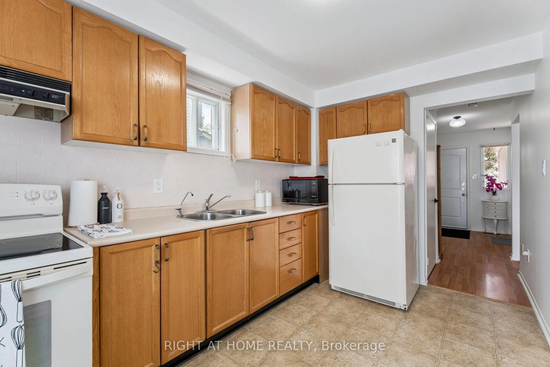 Photo 9 of 115 Laidlaw Drive, Barrie, West Bayfield — HOMEH