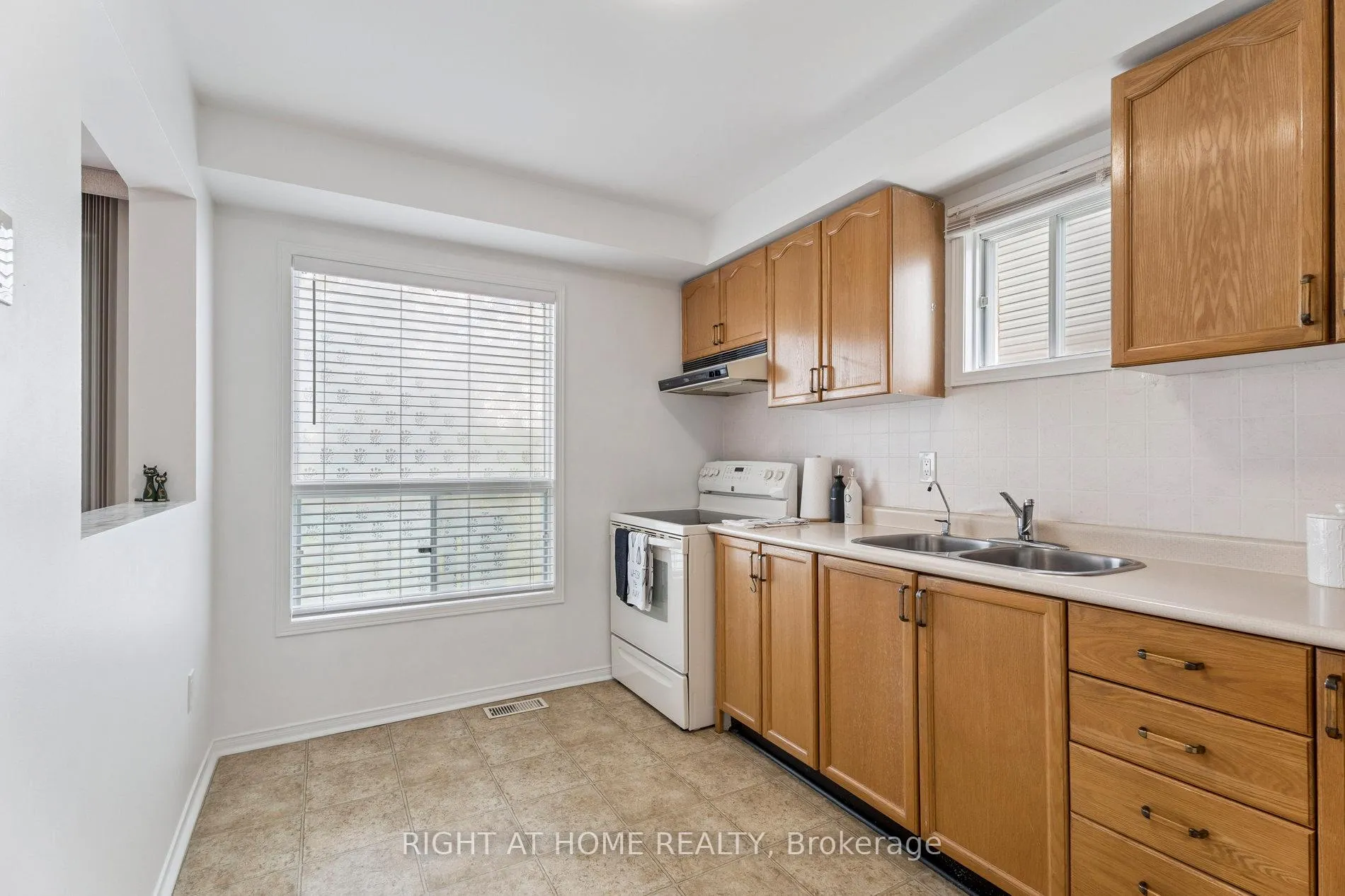 Photo 10 of 115 Laidlaw Drive, Barrie, West Bayfield — HOMEH