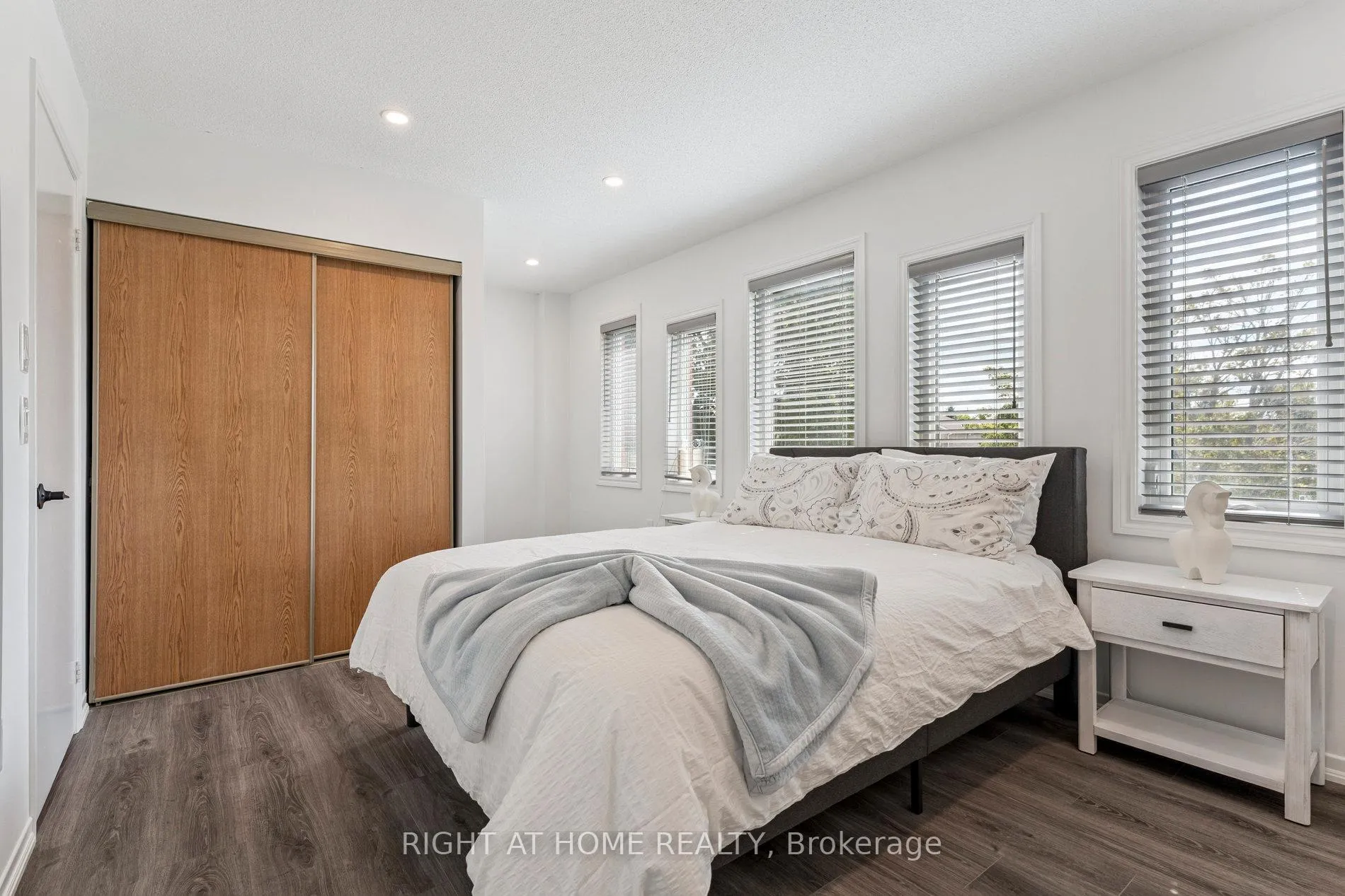 Photo 12 of 115 Laidlaw Drive, Barrie, West Bayfield — HOMEH
