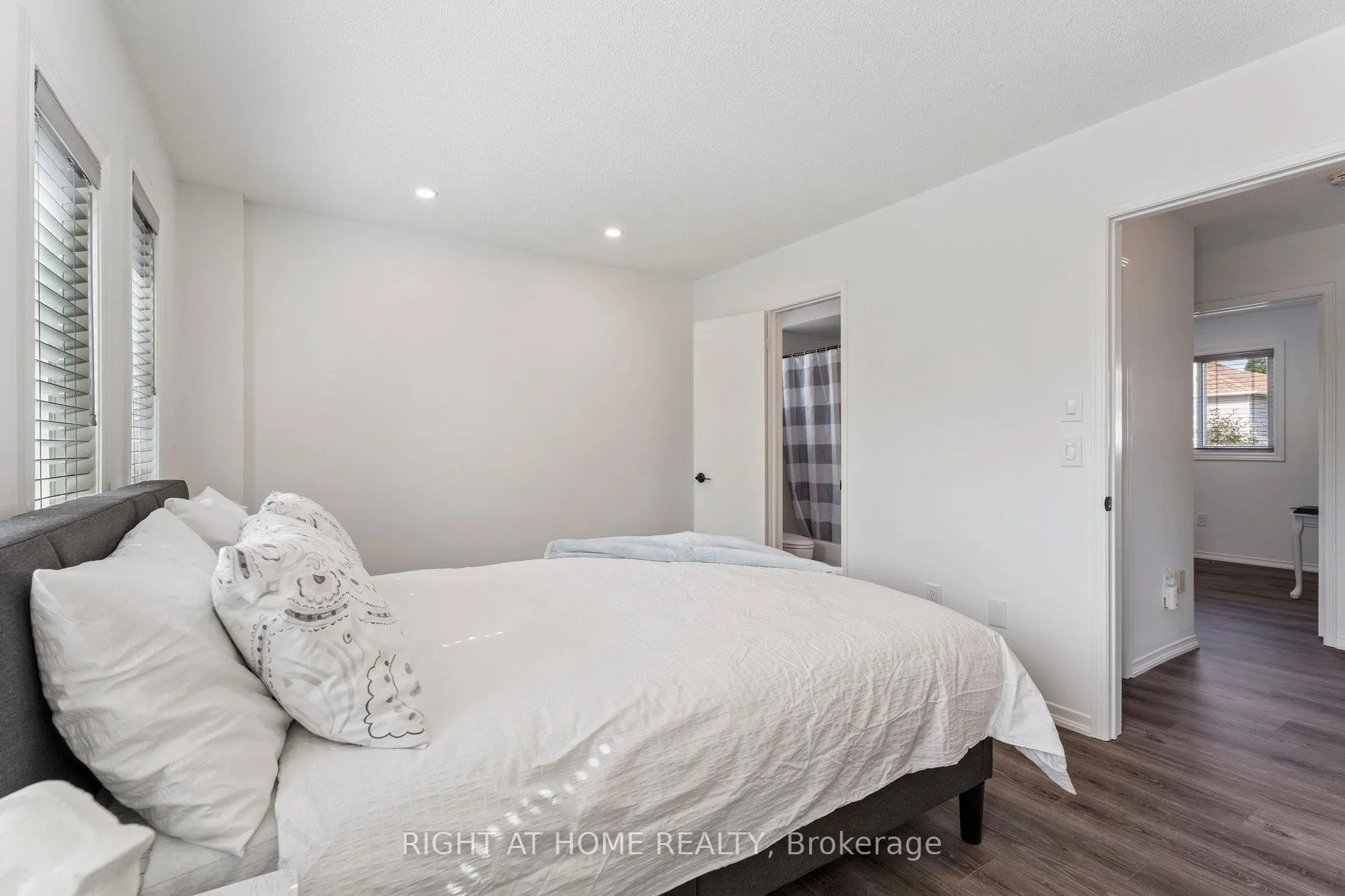 Photo 13 of 115 Laidlaw Drive, Barrie, West Bayfield — HOMEH