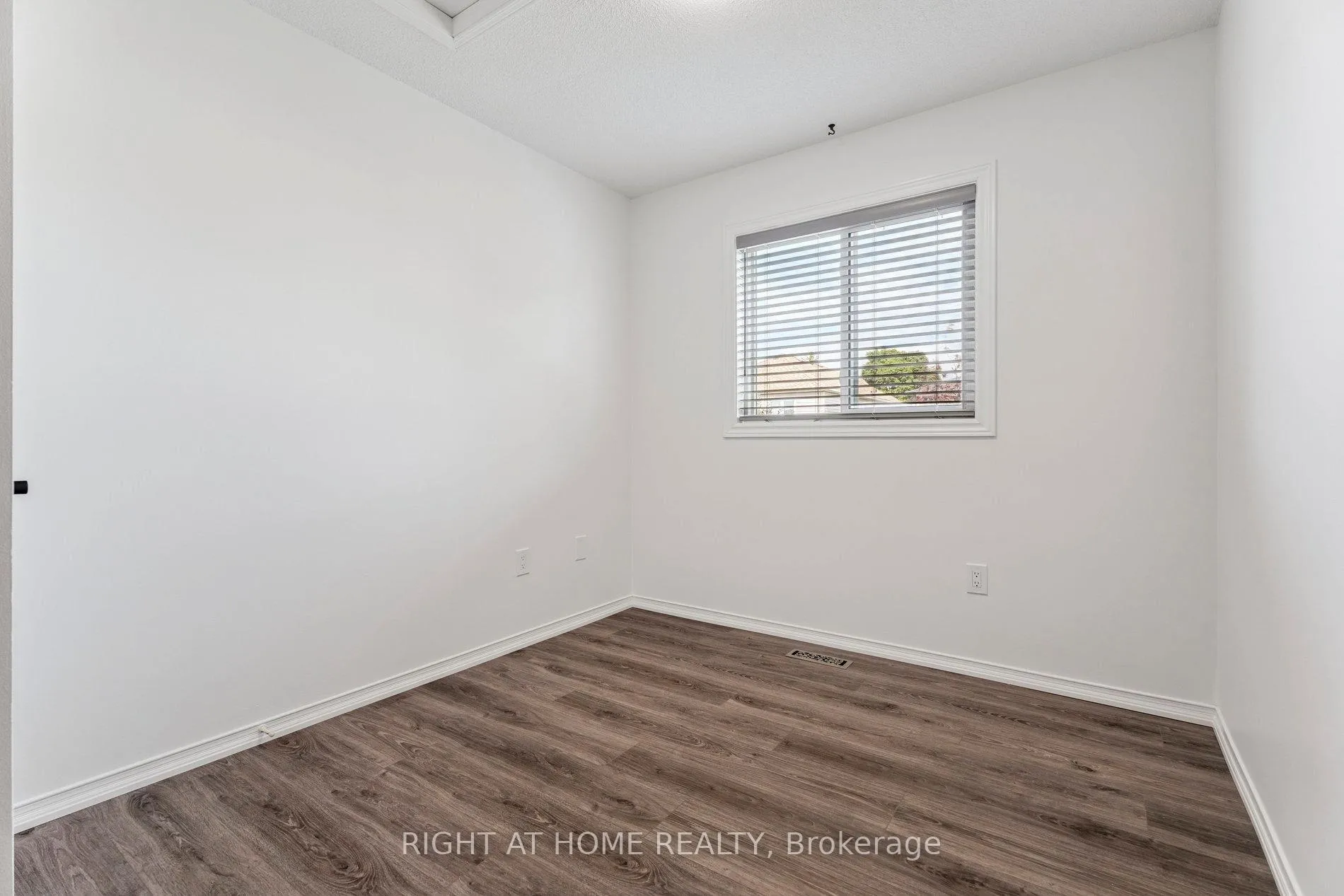 Photo 18 of 115 Laidlaw Drive, Barrie, West Bayfield — HOMEH