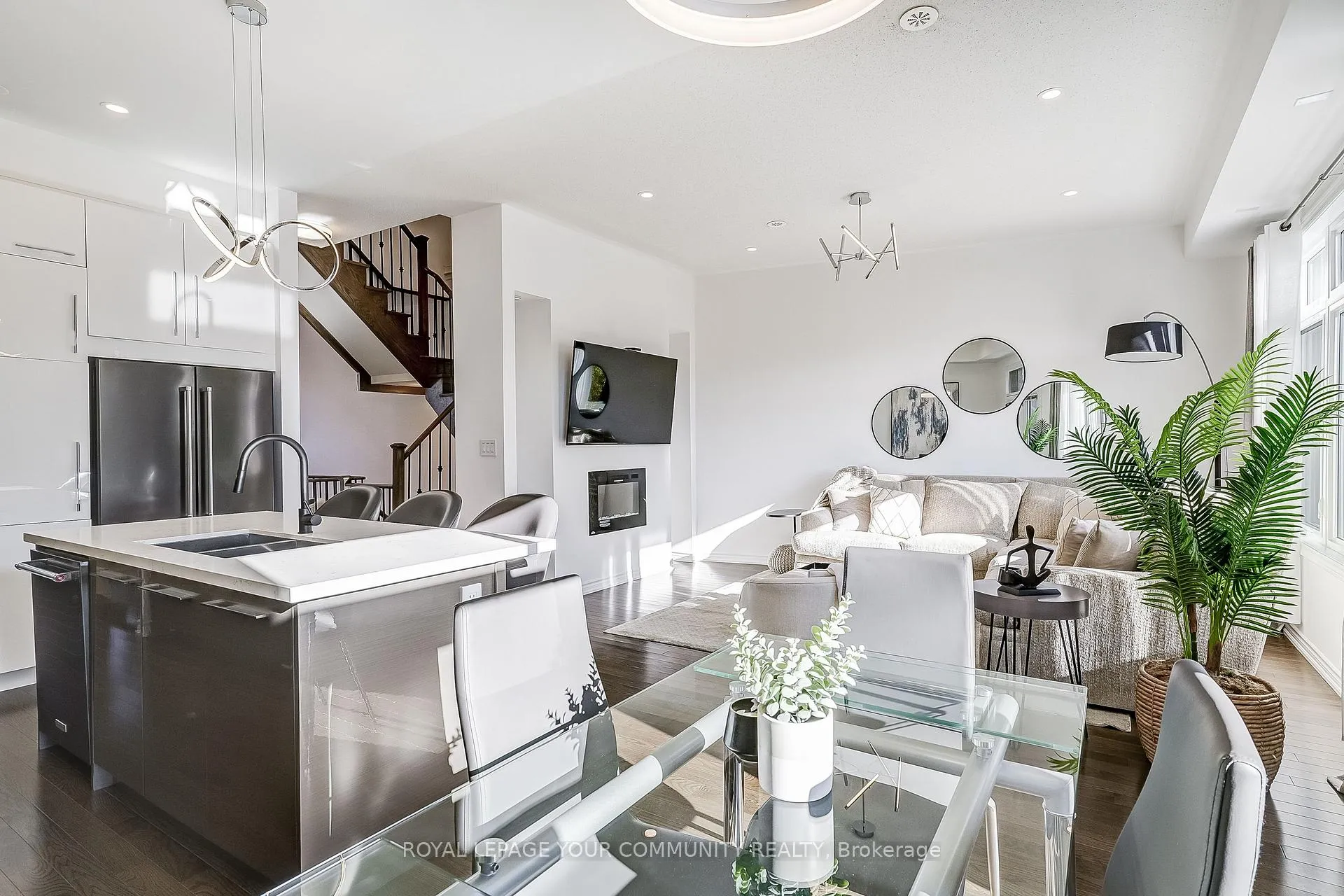 Photo 9 of 138 Golden Trail, Vaughan, Patterson — HOMEH