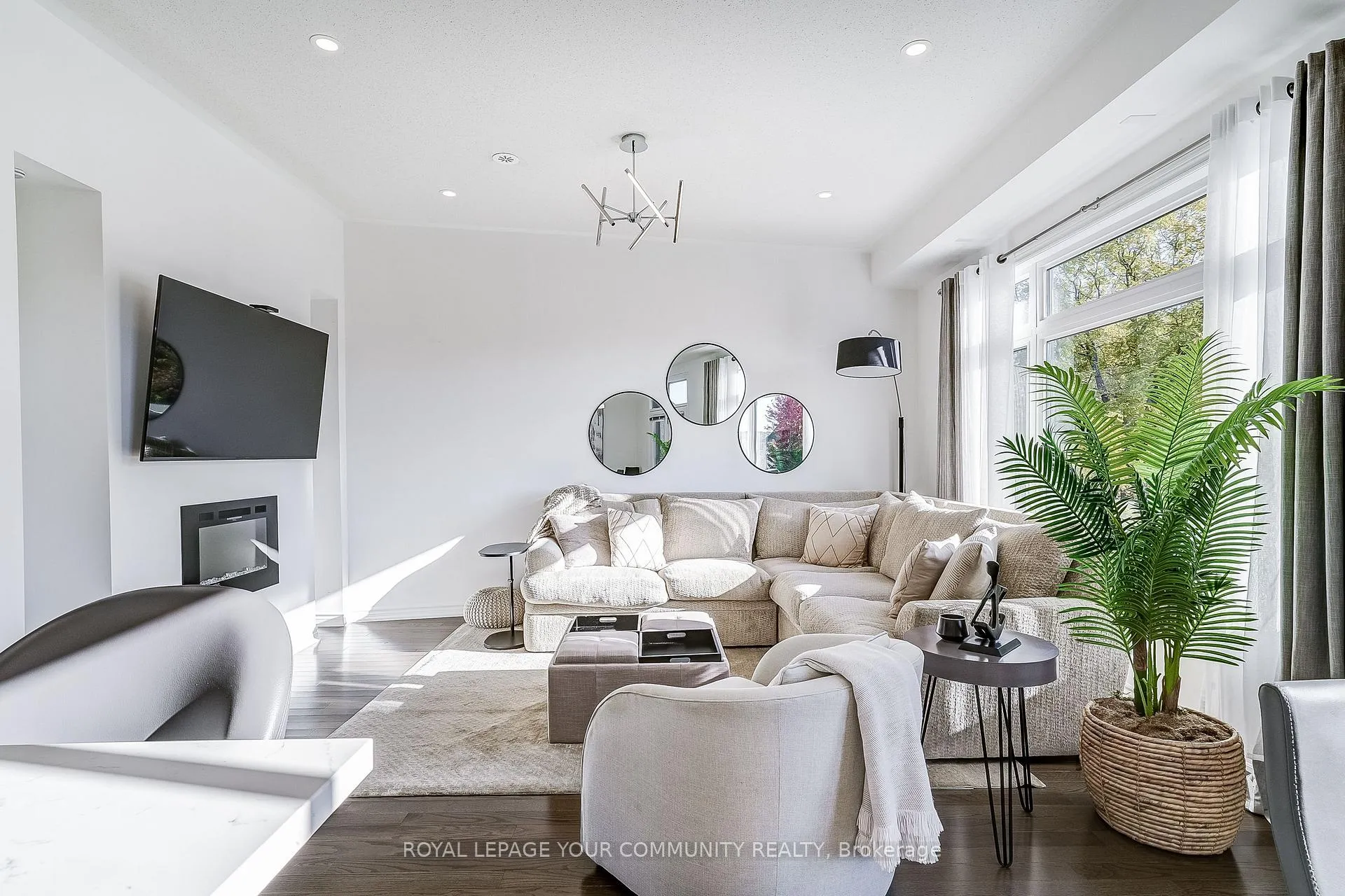 Photo 10 of 138 Golden Trail, Vaughan, Patterson — HOMEH