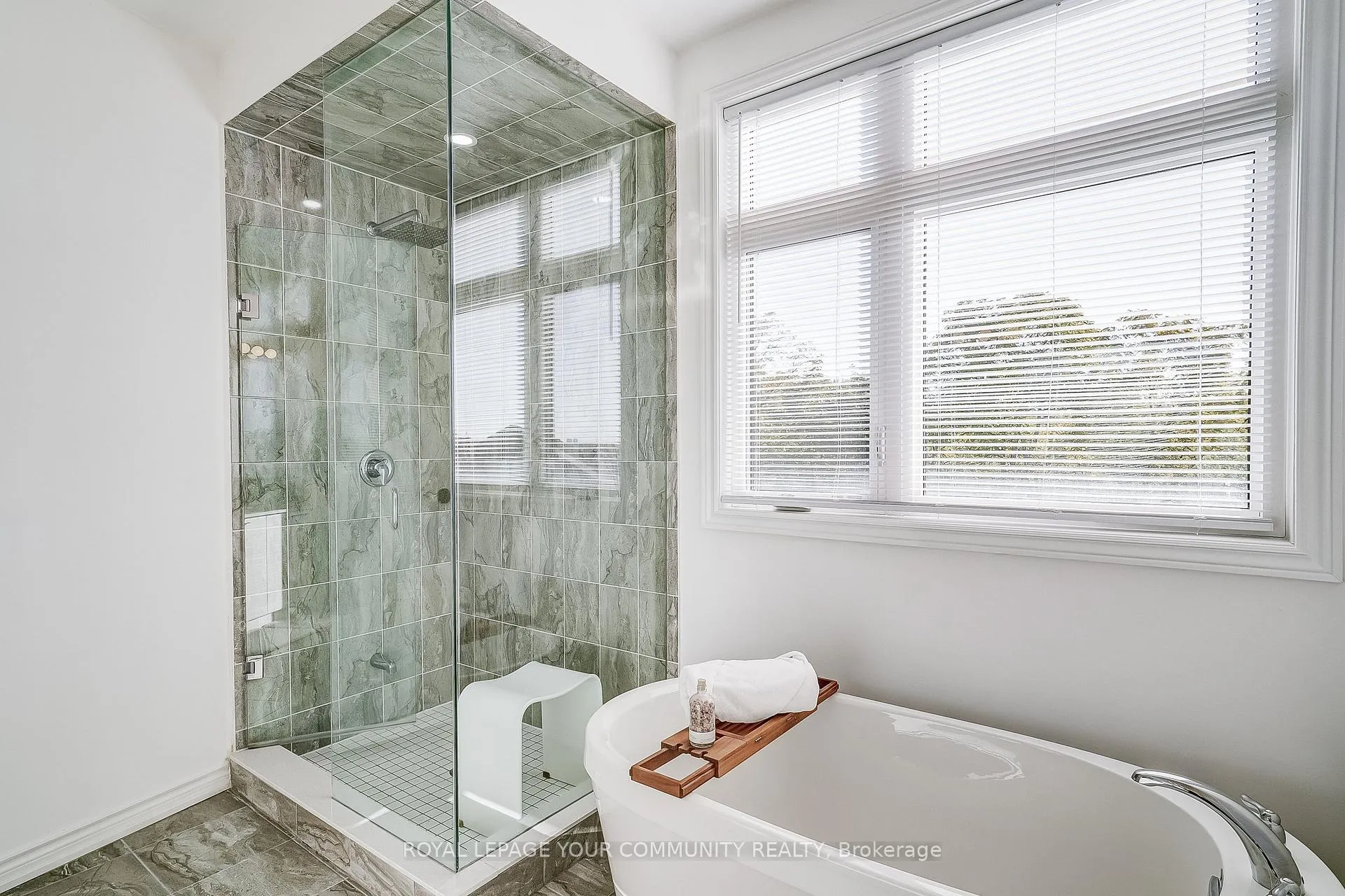 Photo 19 of 138 Golden Trail, Vaughan, Patterson — HOMEH
