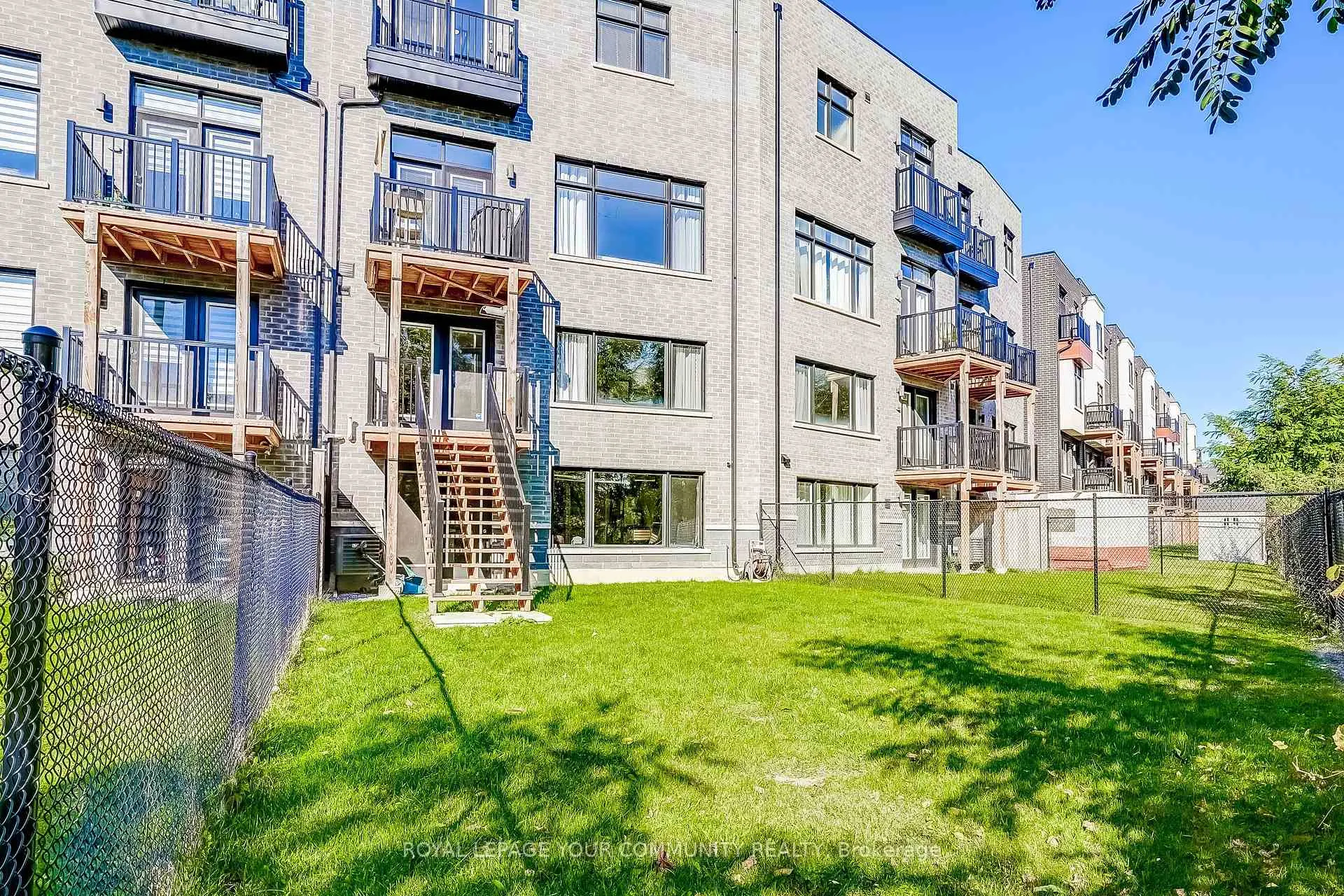 Photo 37 of 138 Golden Trail, Vaughan, Patterson — HOMEH