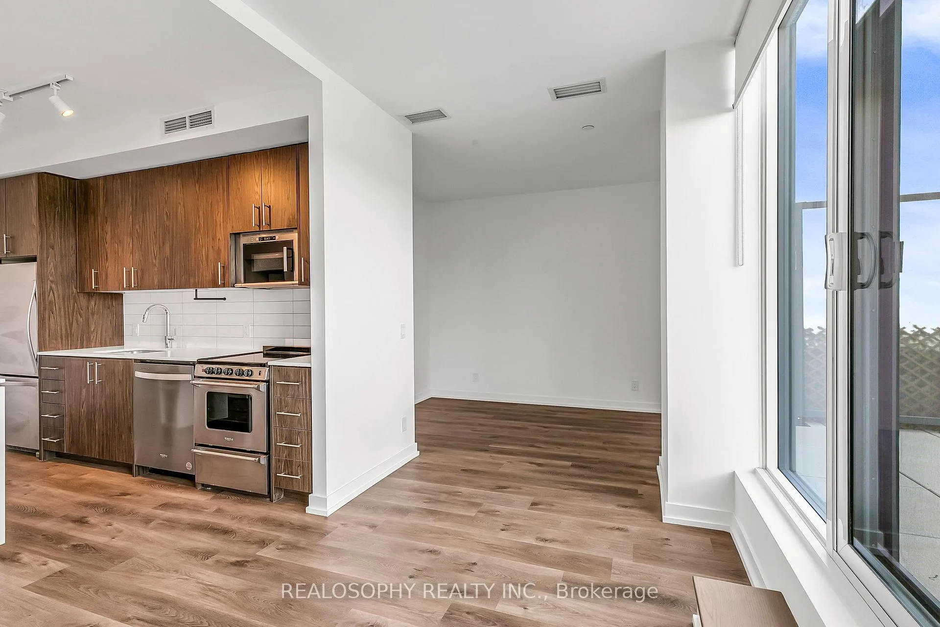 Photo 5 of Unit 602, 115 Larchmount Avenue, Toronto, South Riverdale — HOMEH
