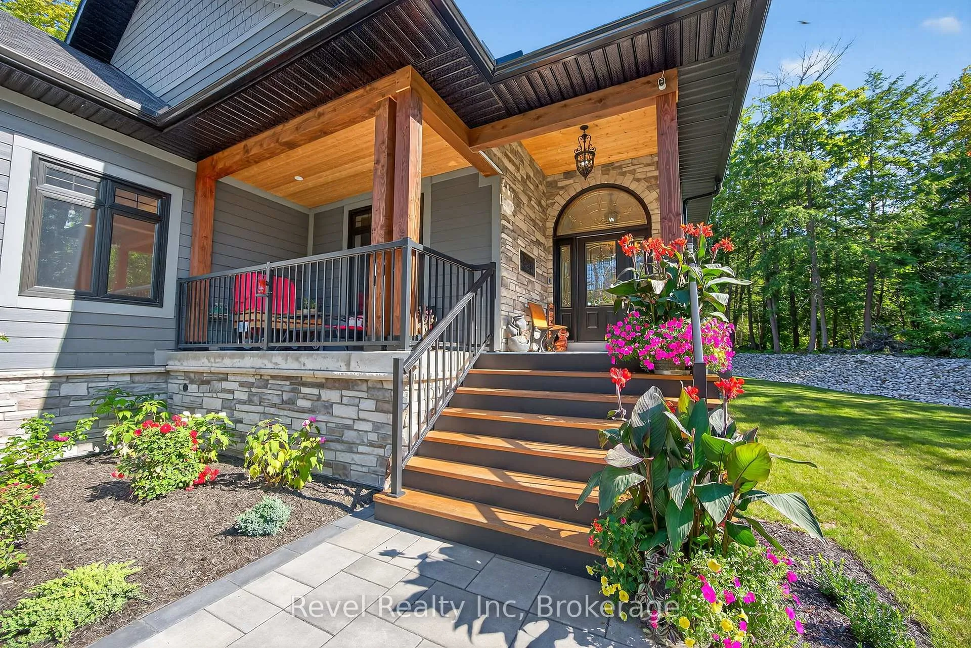 Photo 4 of 517 Silverbirch Drive, Tiny, Rural Tiny — HOMEH