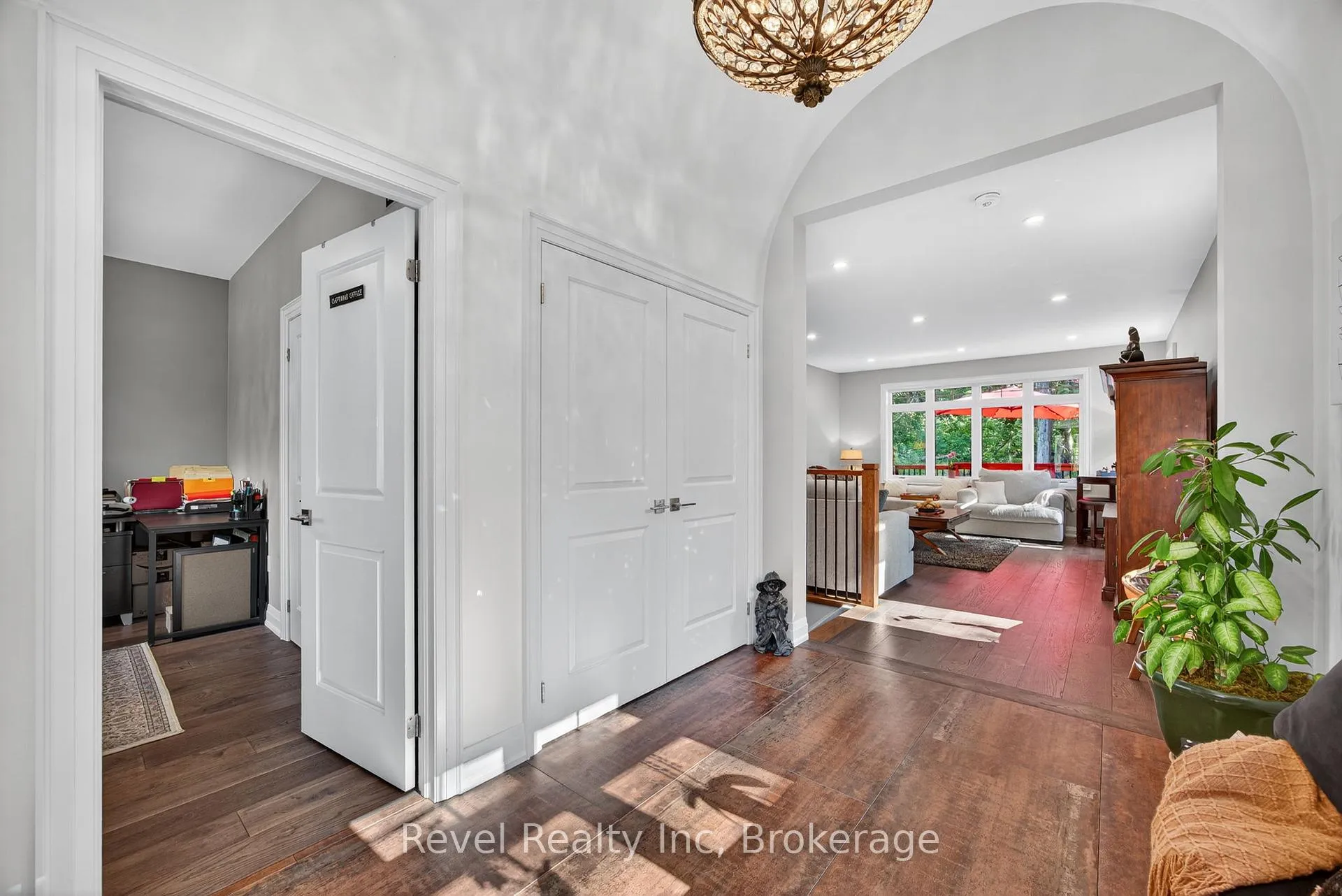 Photo 5 of 517 Silverbirch Drive, Tiny, Rural Tiny — HOMEH