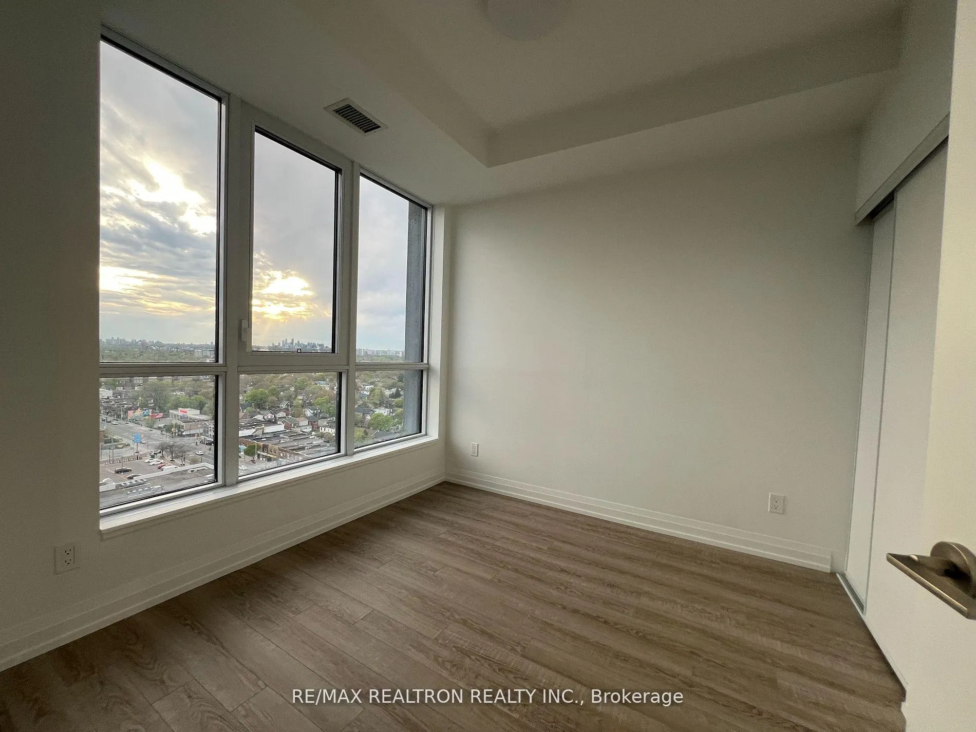 Photo 9 of Unit 1808, 286 Main Street, Toronto, East End-Danforth — HOMEH