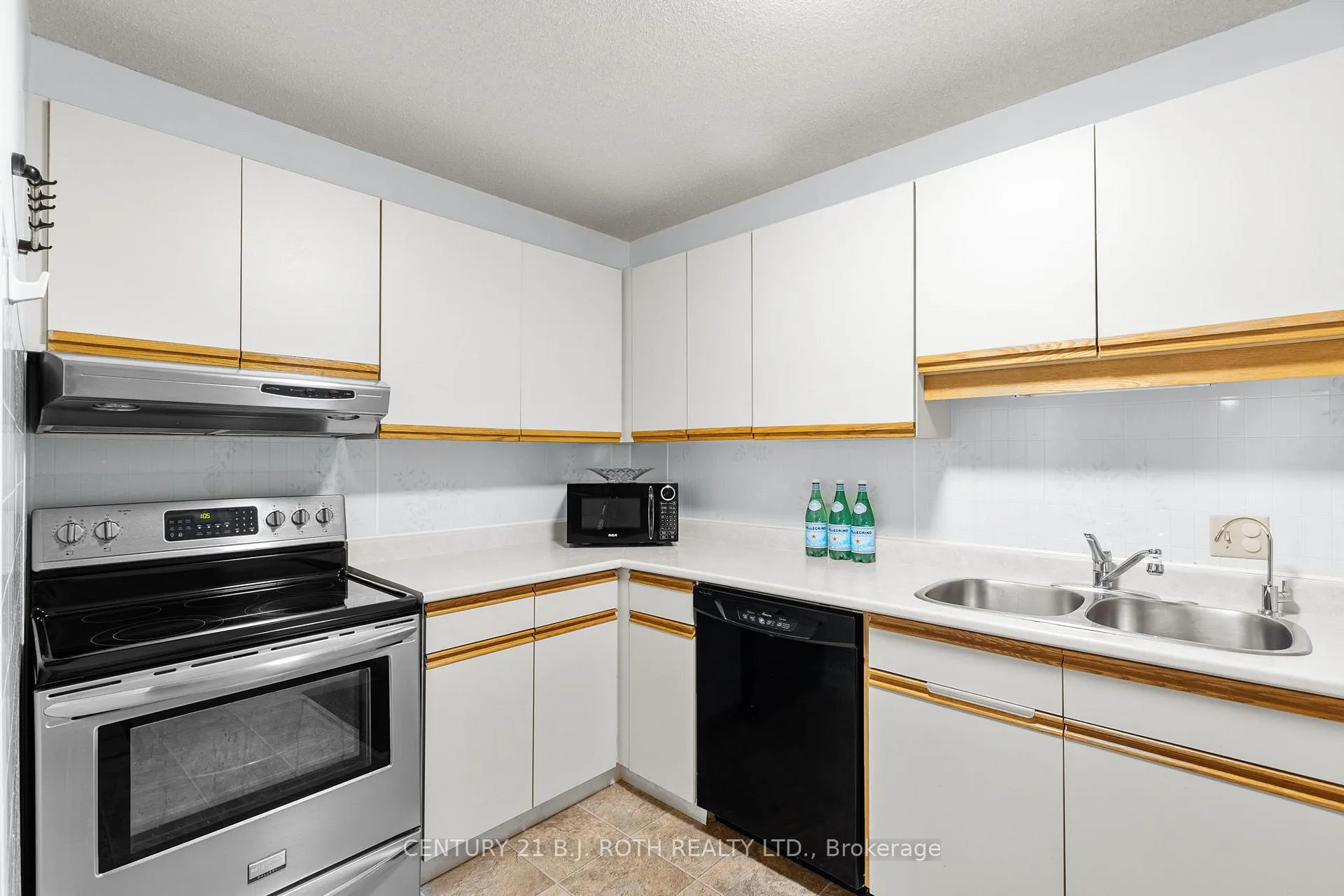 Photo 10 of Unit 4, 304 Thomas Street, Clearview, Stayner — HOMEH