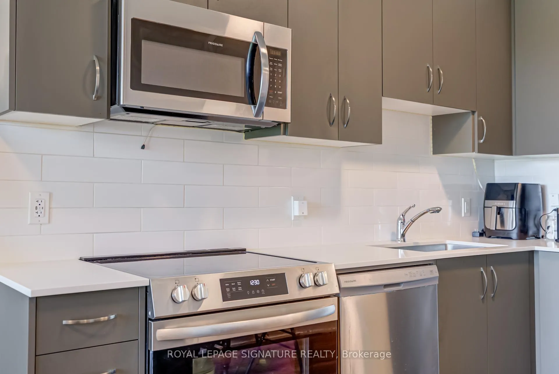 Photo 8 of Unit 324, 385 Arctic Red Drive, Oshawa, Windfields — HOMEH