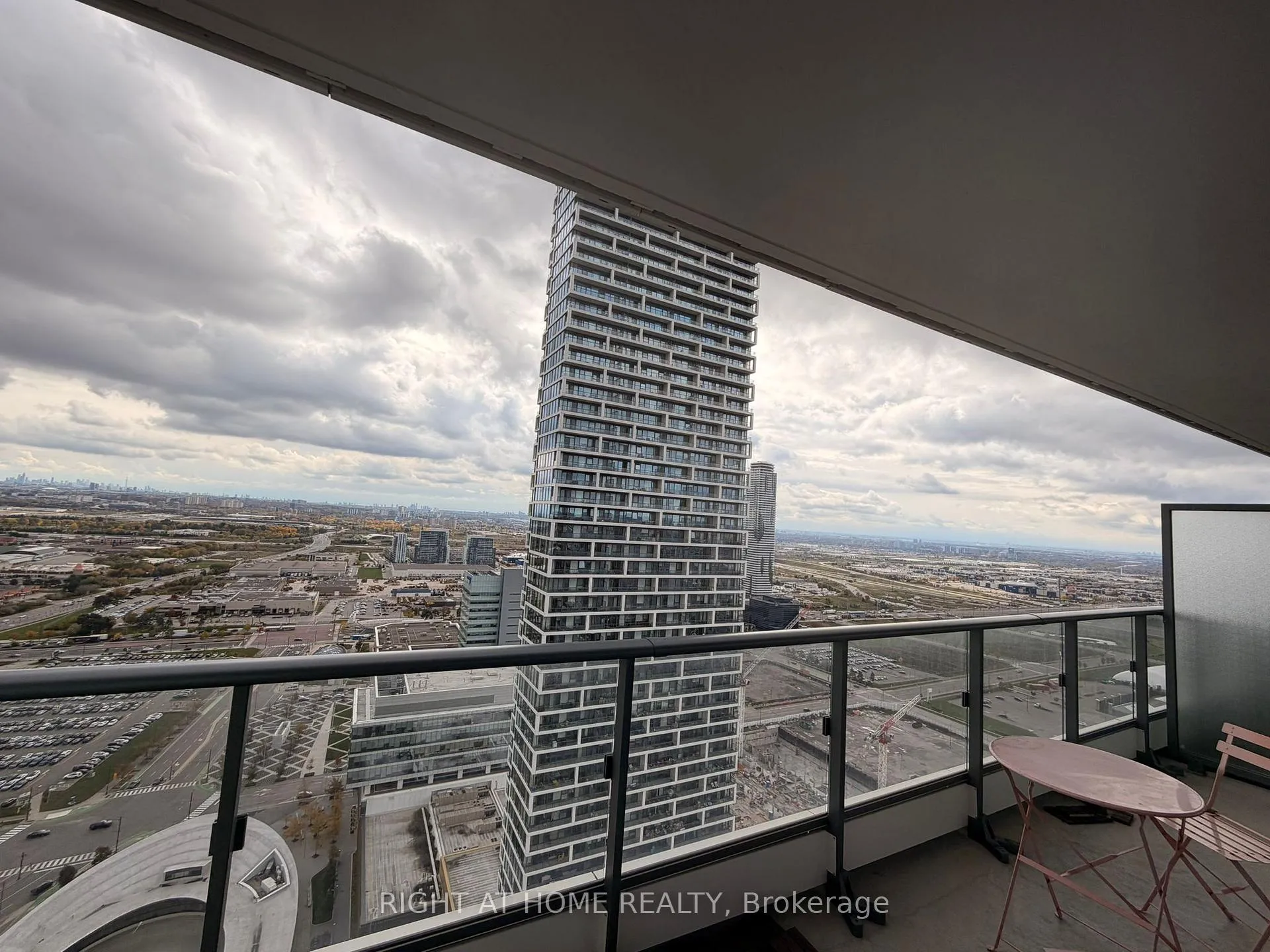 Photo 3 of Unit 3903, 898 Portage Parkway, Vaughan, Vaughan Corporate Centre — HOMEH