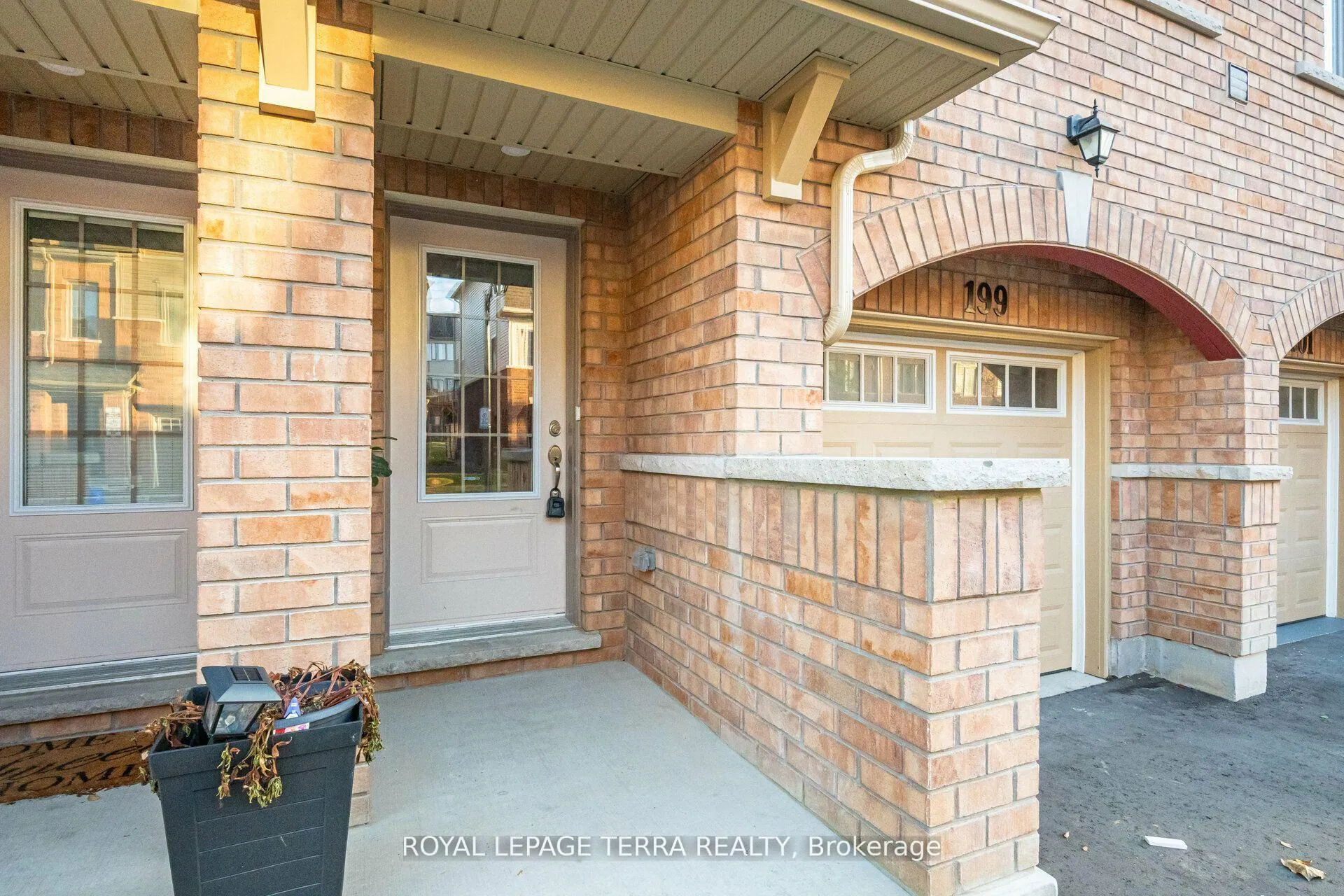 Photo 2 of 199 Royal Northern Path, Oshawa, Windfields — HOMEH