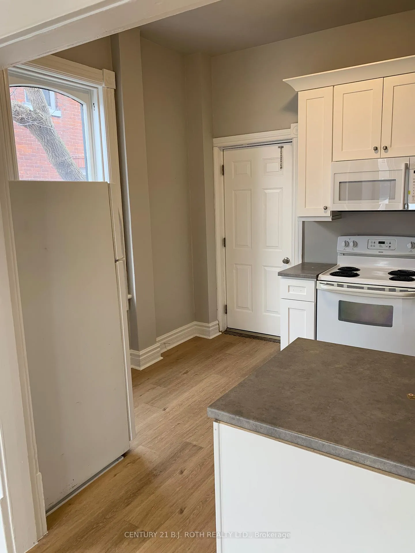 Photo 5 of 172 Dunlop Street W, Barrie, Queen's Park — HOMEH