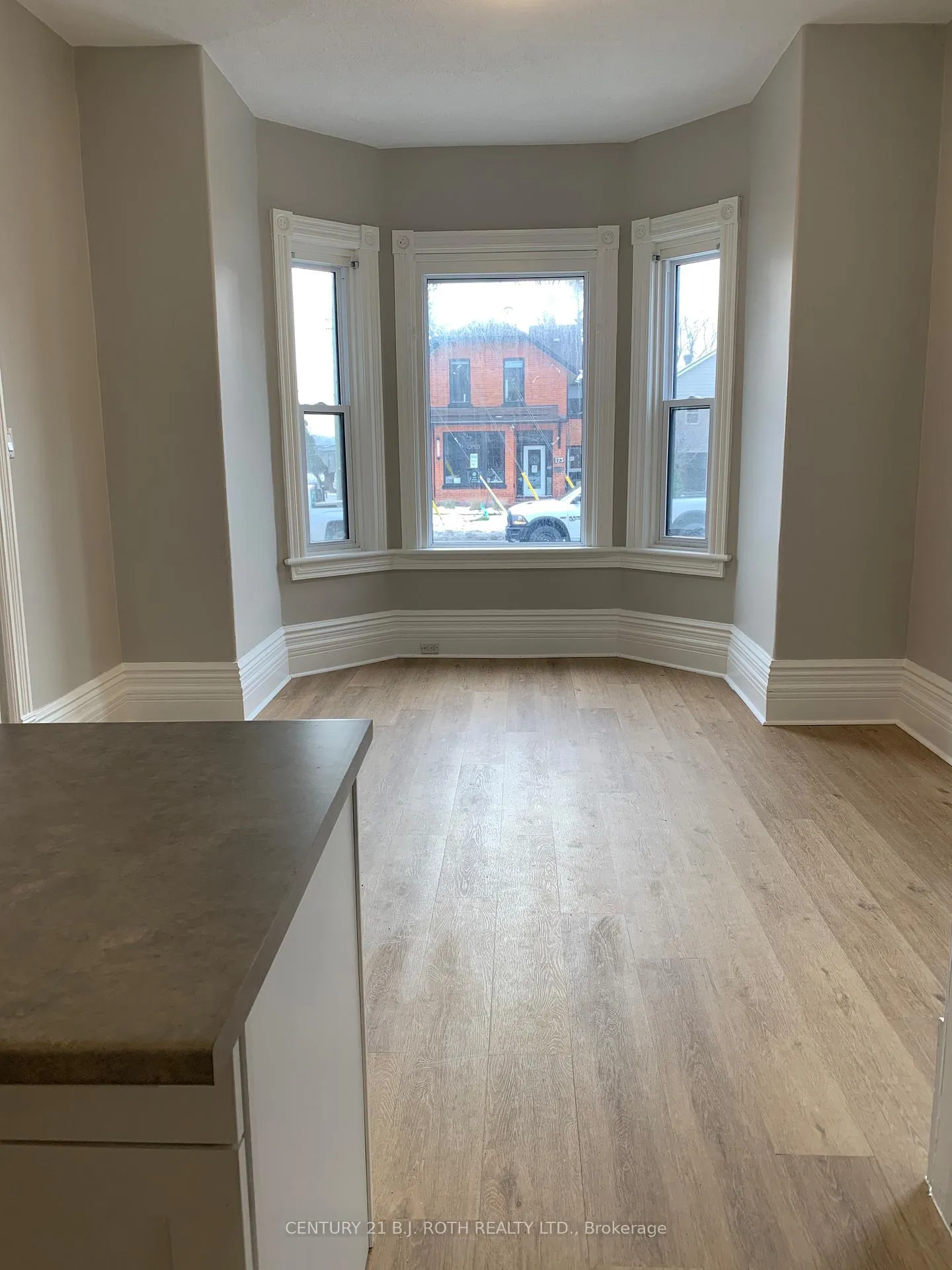 Photo 7 of 172 Dunlop Street W, Barrie, Queen's Park — HOMEH