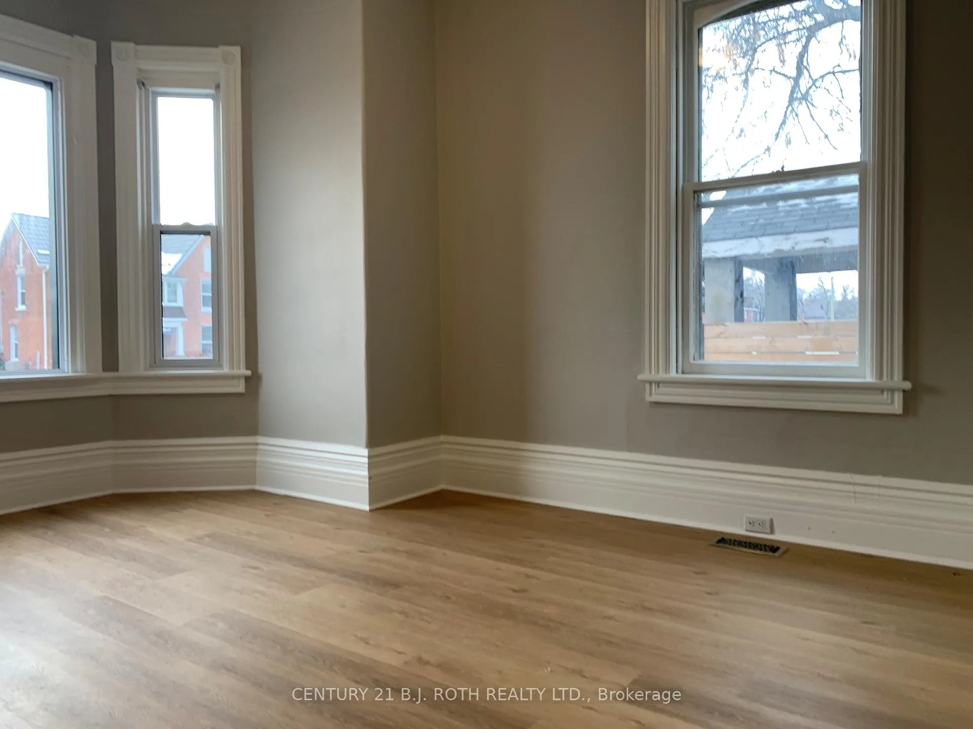 Photo 8 of 172 Dunlop Street W, Barrie, Queen's Park — HOMEH