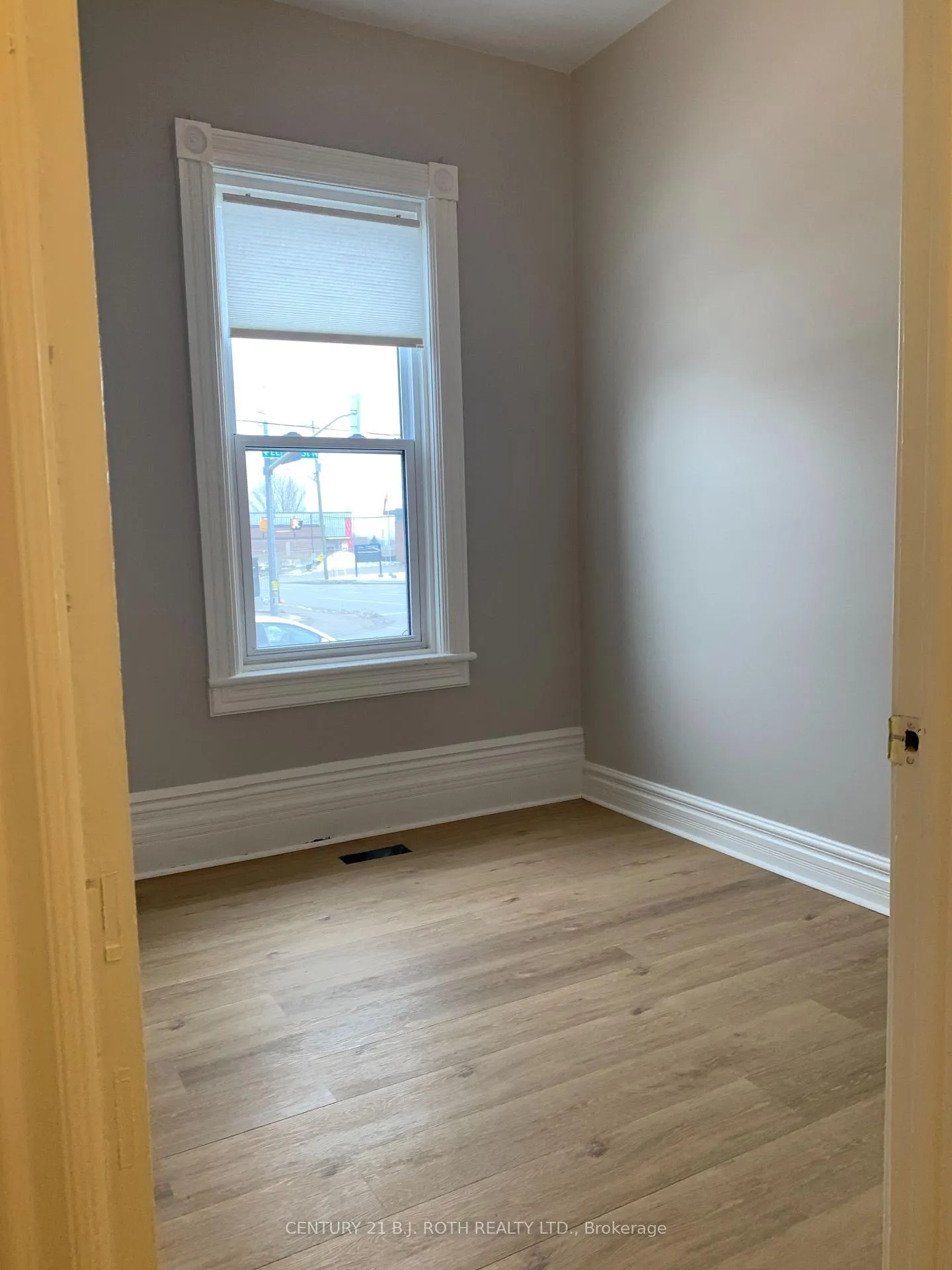 Photo 19 of 172 Dunlop Street W, Barrie, Queen's Park — HOMEH
