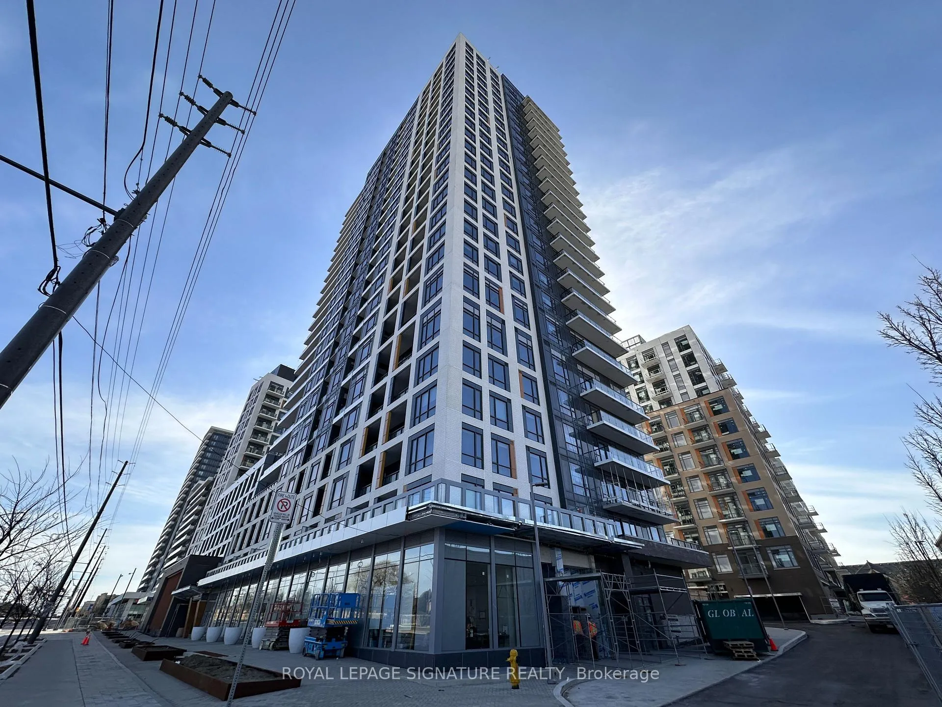 Front of Unit 402, 7950 Bathurst Street
