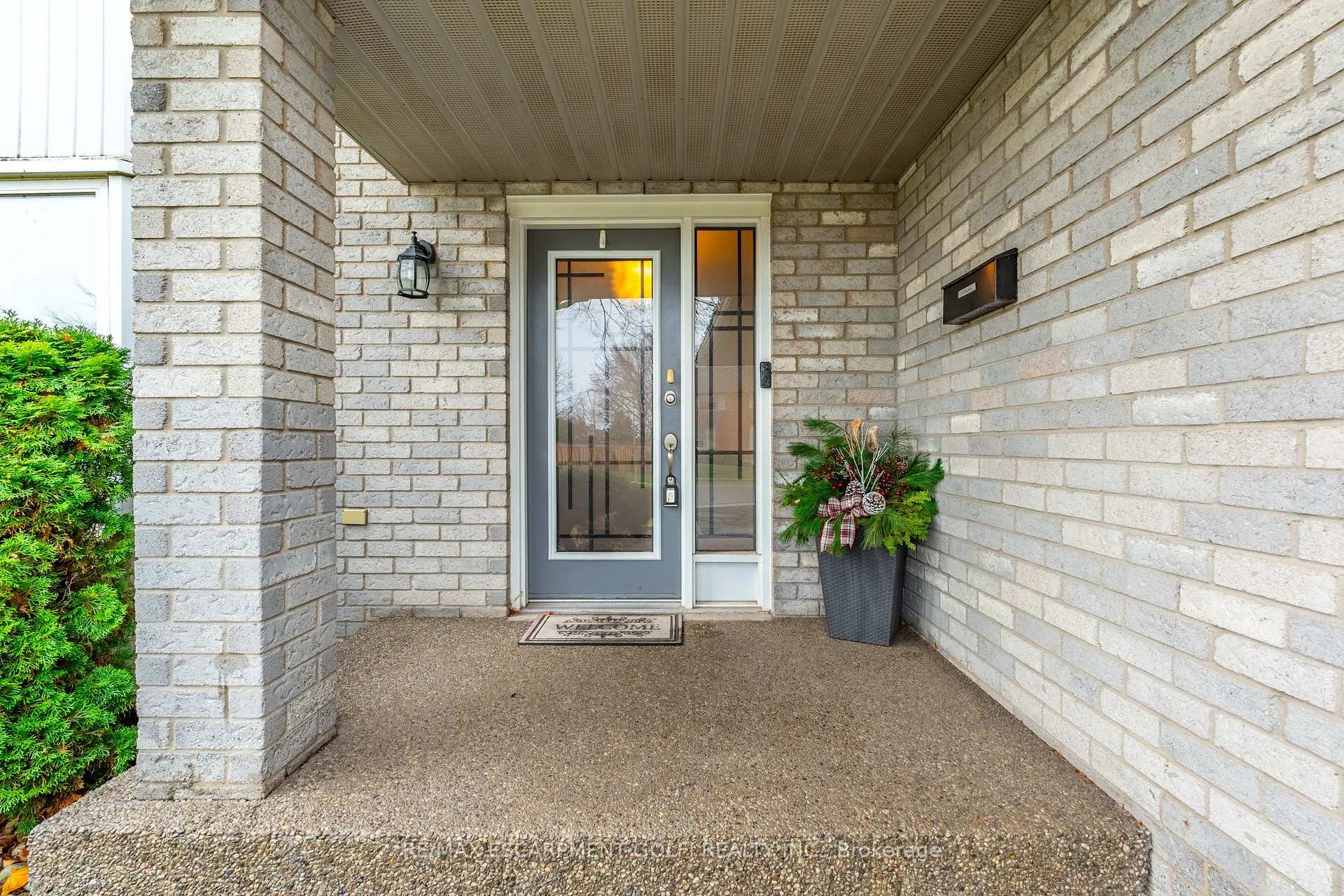 Photo 3 of 22 Cresthaven Drive, Hamilton, Stoney Creek — HOMEH