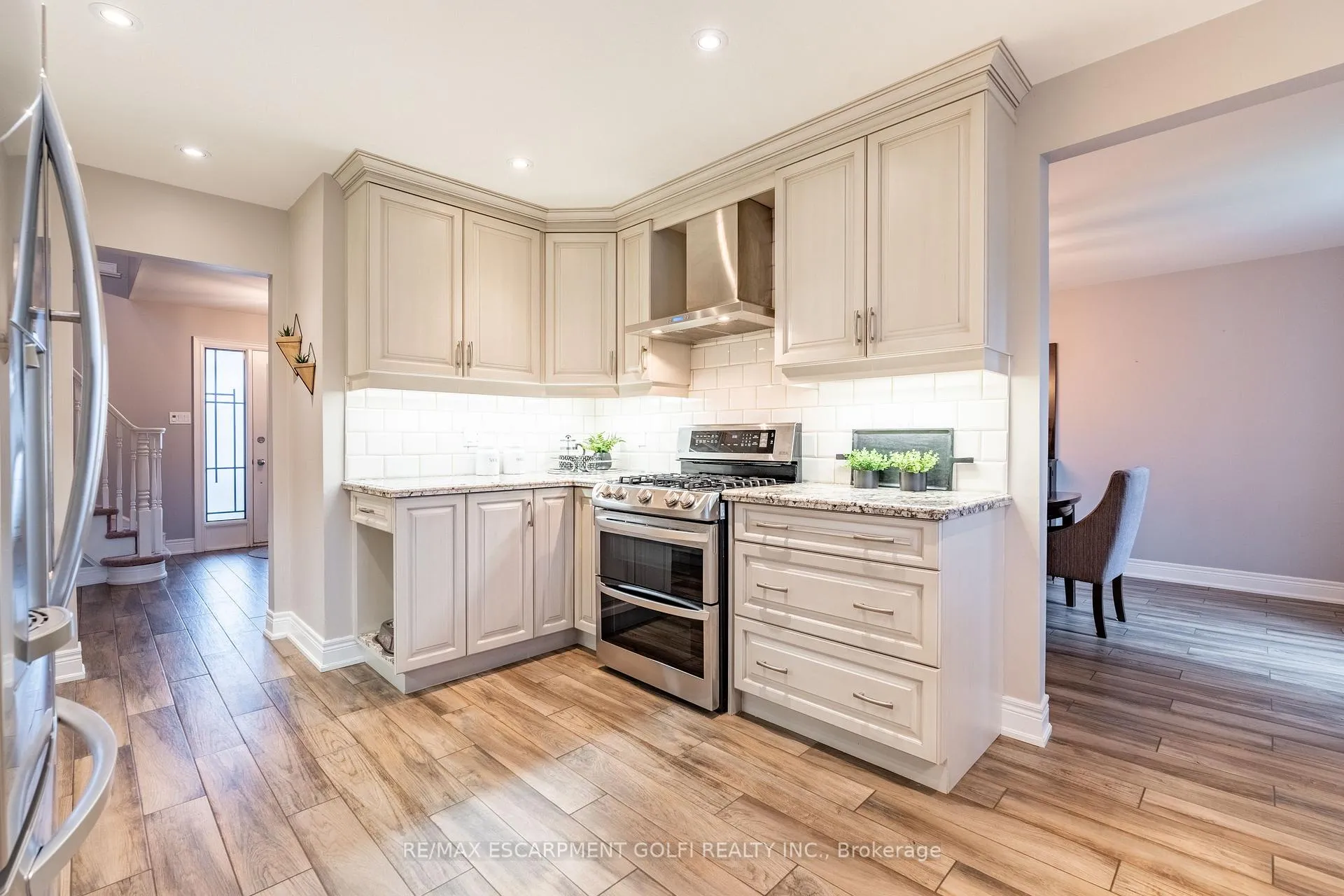 Photo 10 of 22 Cresthaven Drive, Hamilton, Stoney Creek — HOMEH