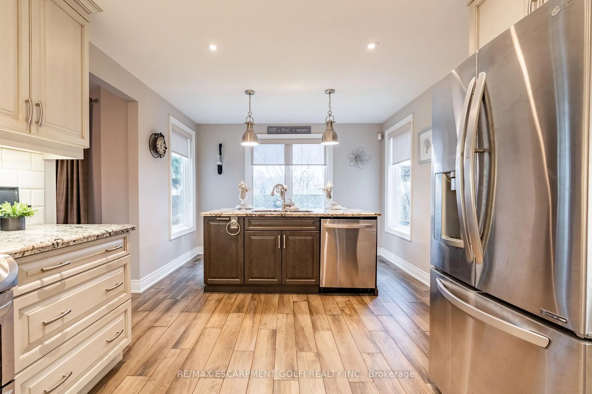 Photo 11 of 22 Cresthaven Drive, Hamilton, Stoney Creek — HOMEH