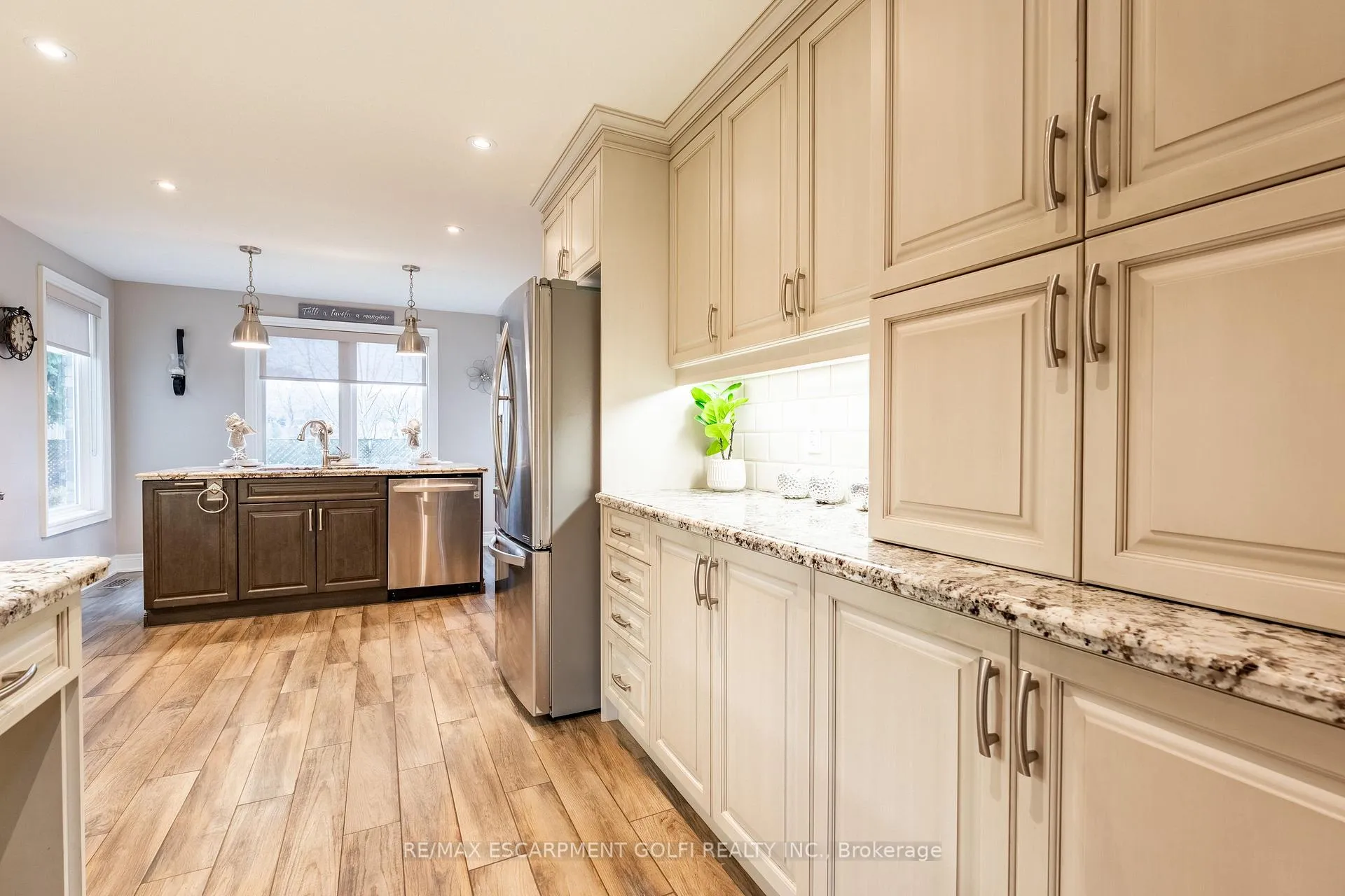Photo 13 of 22 Cresthaven Drive, Hamilton, Stoney Creek — HOMEH