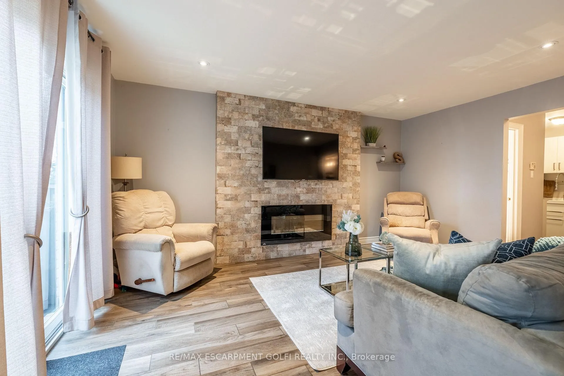 Photo 15 of 22 Cresthaven Drive, Hamilton, Stoney Creek — HOMEH