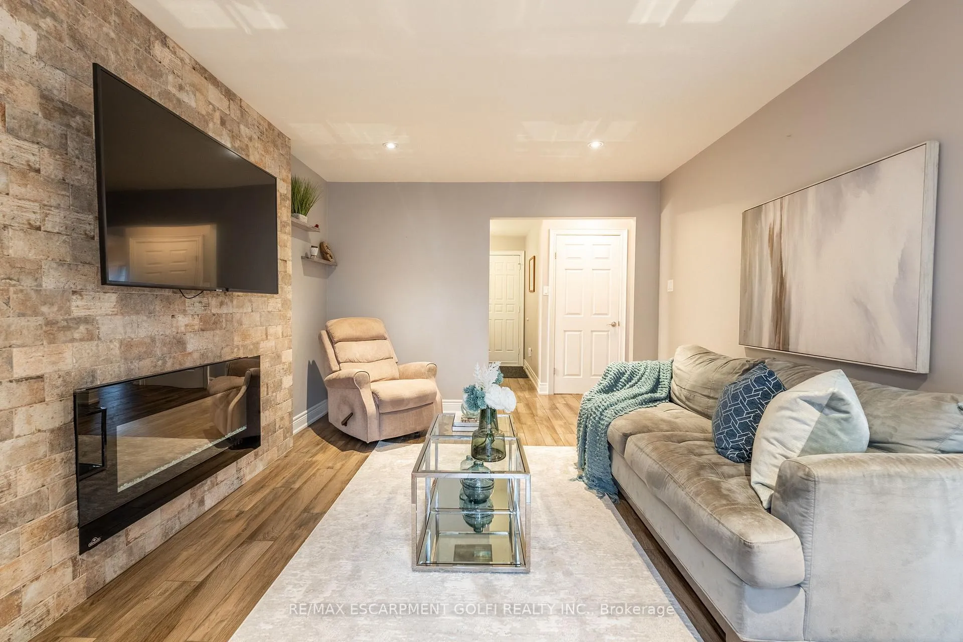 Photo 16 of 22 Cresthaven Drive, Hamilton, Stoney Creek — HOMEH
