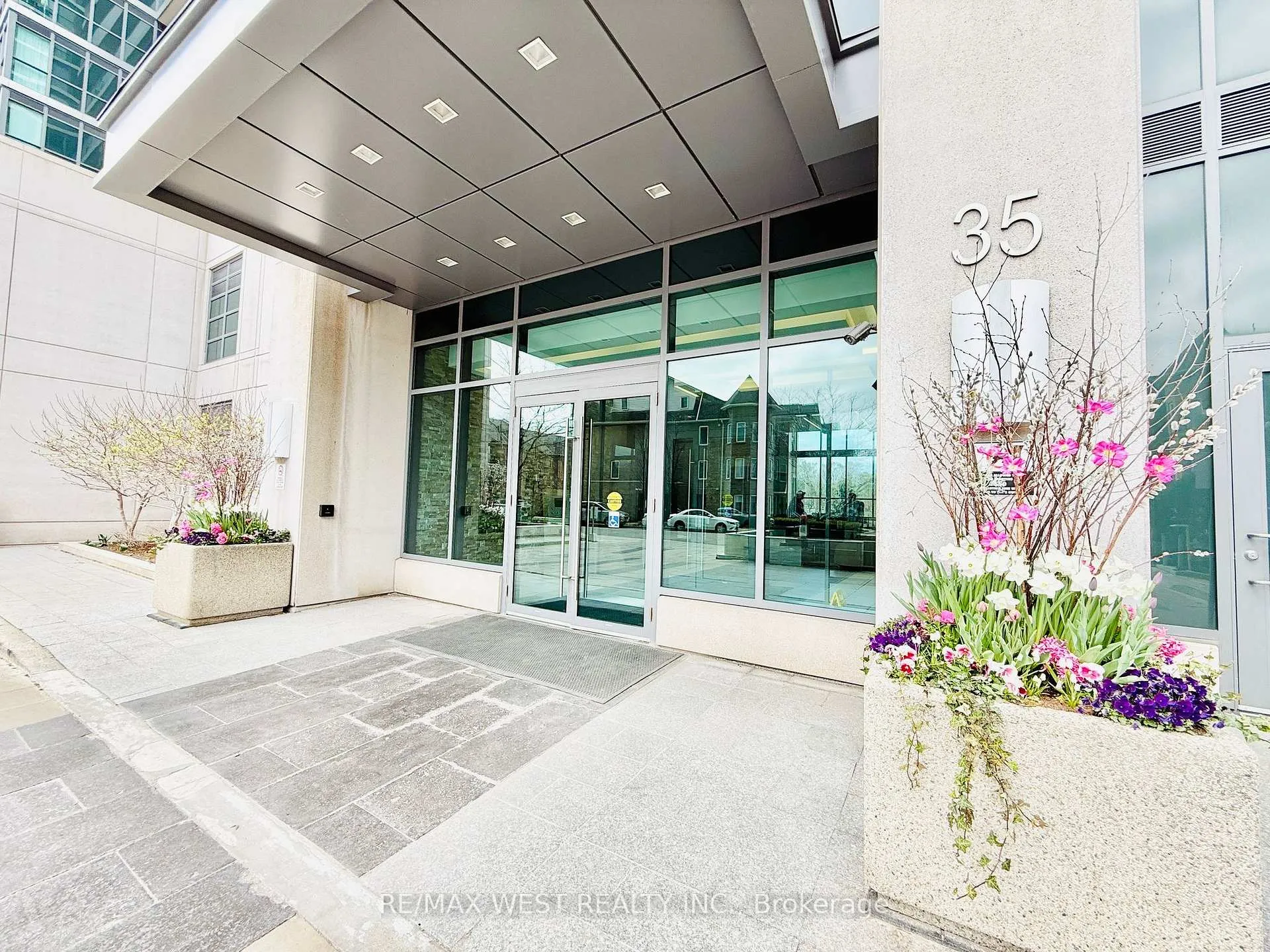 Photo 2 of Unit 811, 35 Brian Peck Crescent, Toronto, Thorncliffe Park — HOMEH
