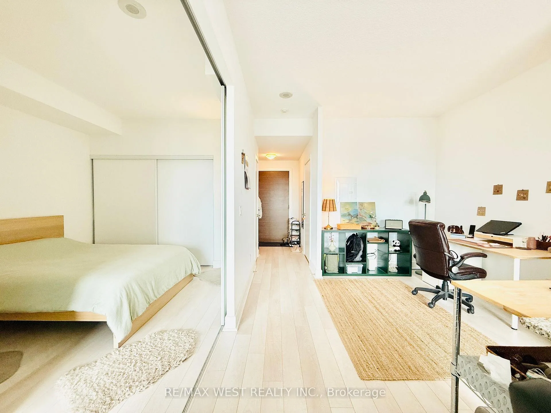 Photo 4 of Unit 811, 35 Brian Peck Crescent, Toronto, Thorncliffe Park — HOMEH