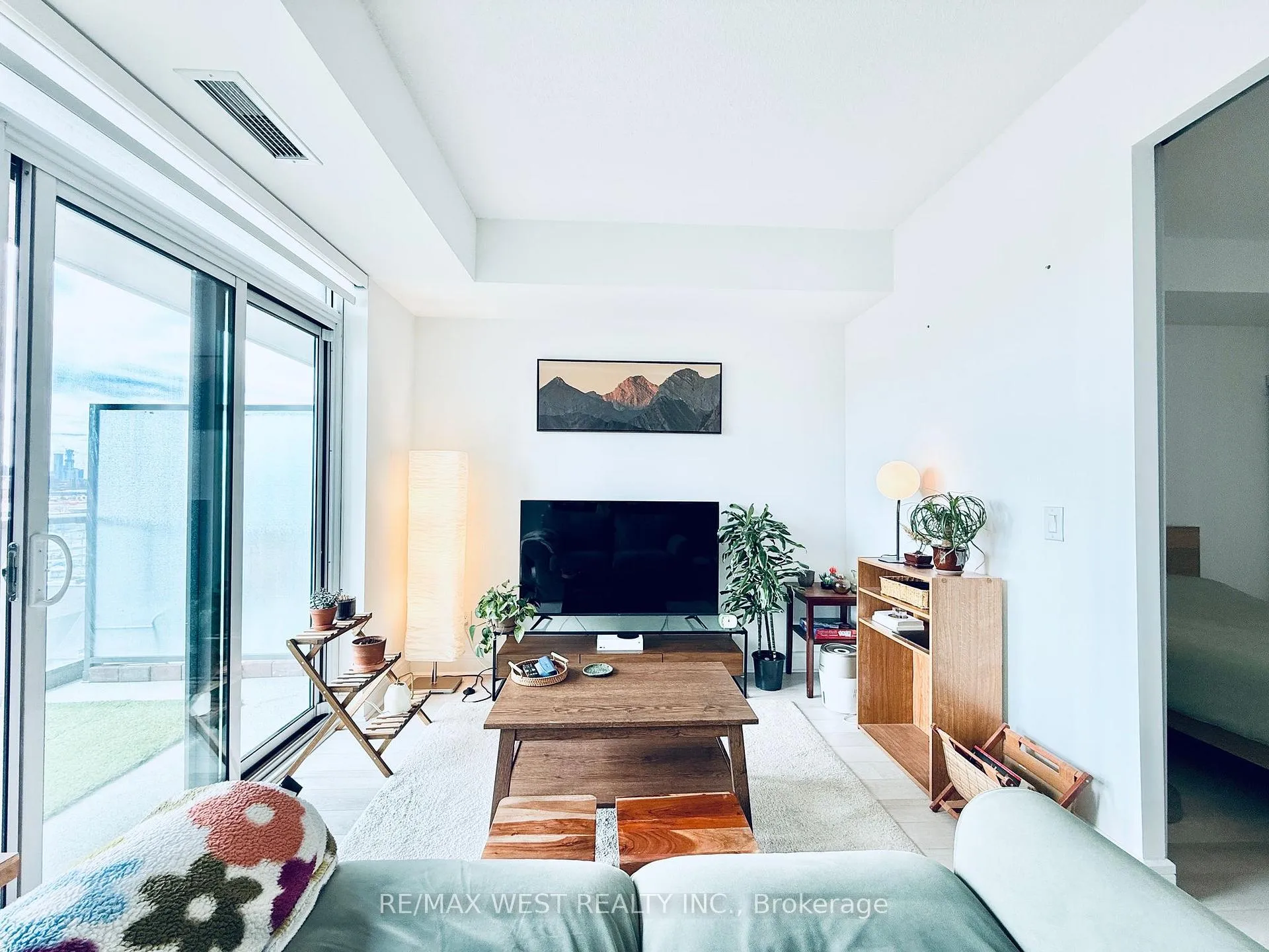 Photo 8 of Unit 811, 35 Brian Peck Crescent, Toronto, Thorncliffe Park — HOMEH
