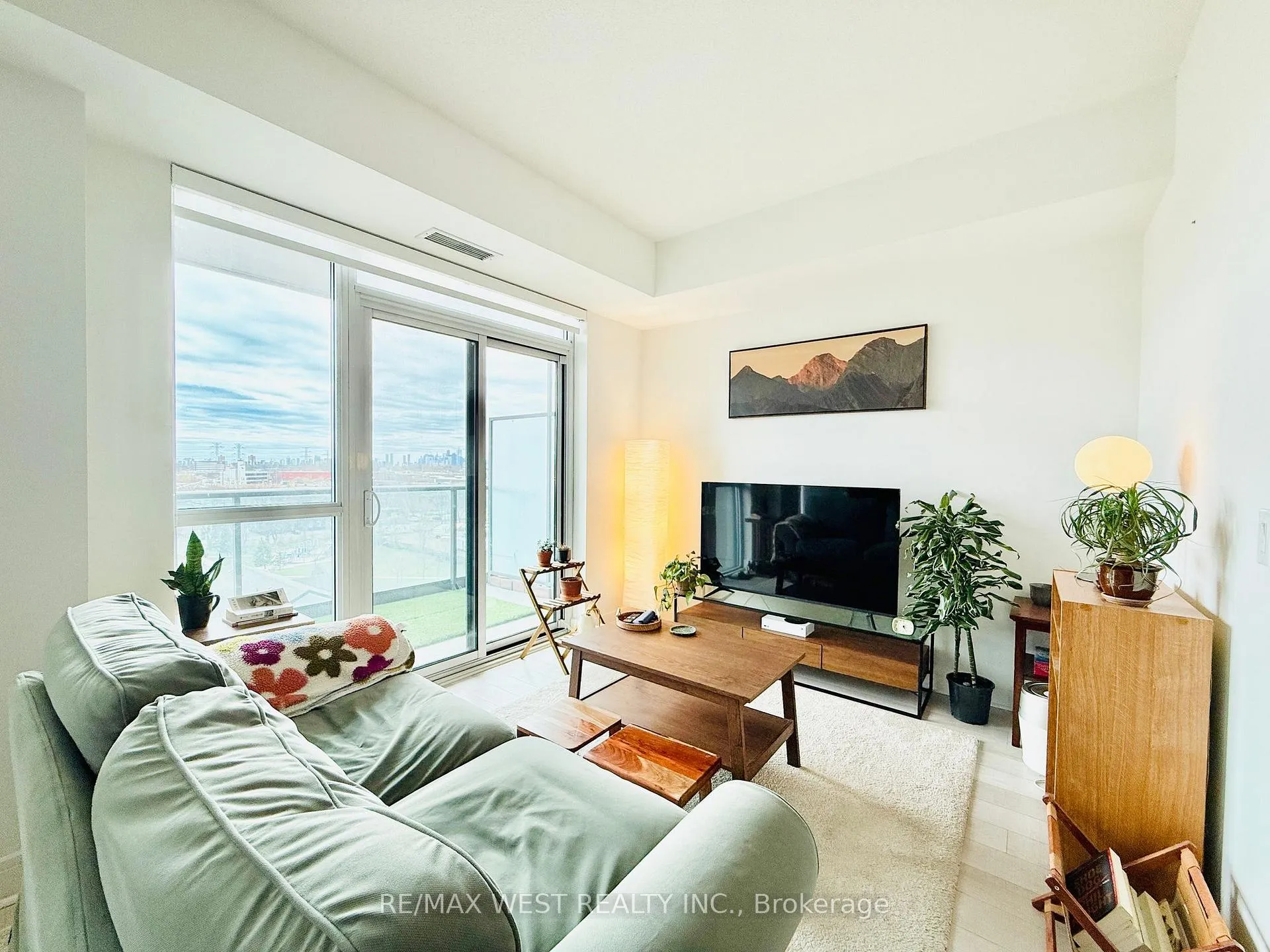 Photo 9 of Unit 811, 35 Brian Peck Crescent, Toronto, Thorncliffe Park — HOMEH