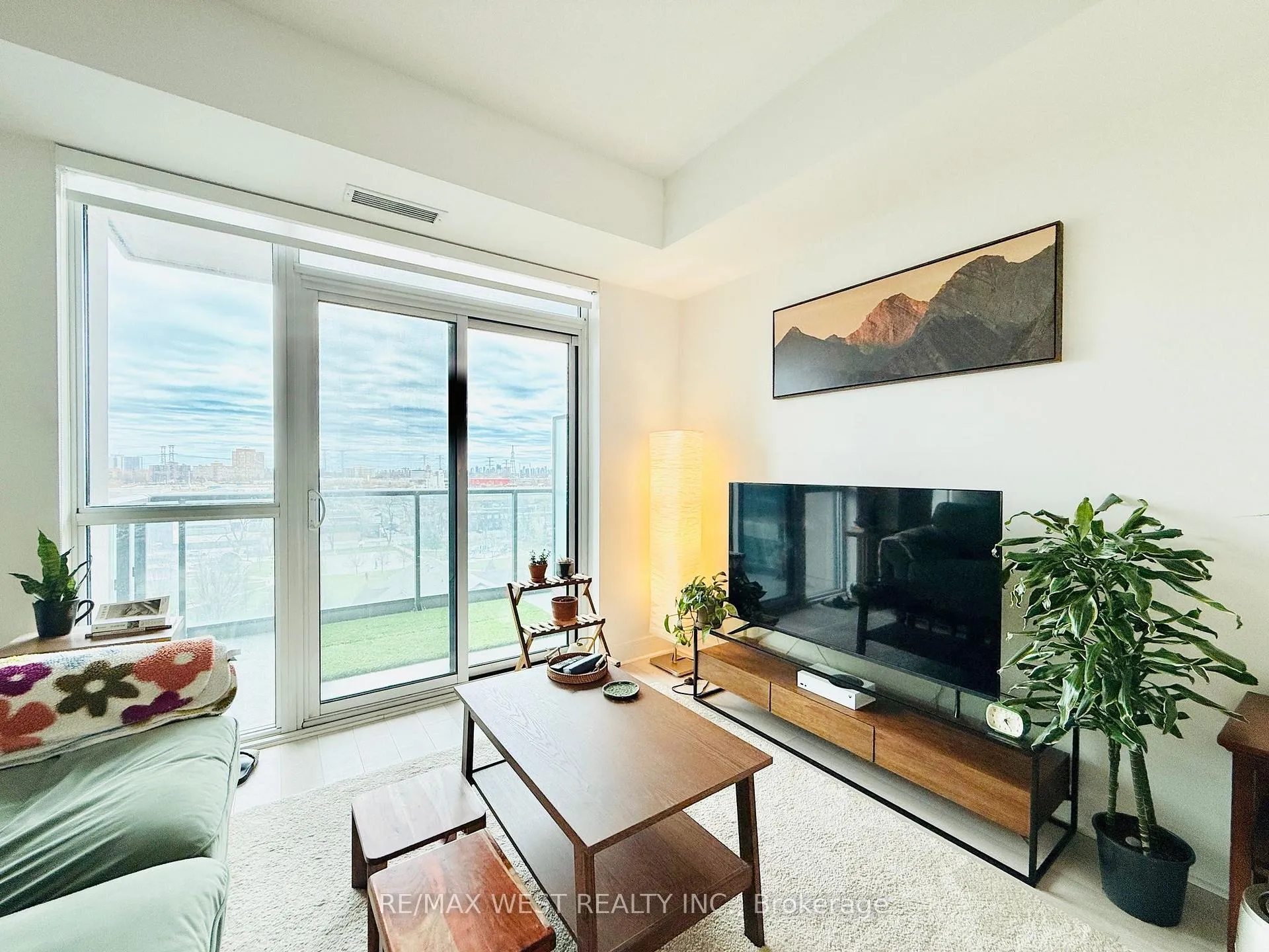 Photo 10 of Unit 811, 35 Brian Peck Crescent, Toronto, Thorncliffe Park — HOMEH
