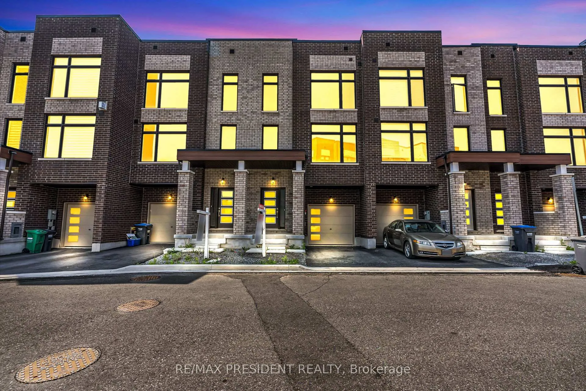Front of 34 Queenpost Drive E