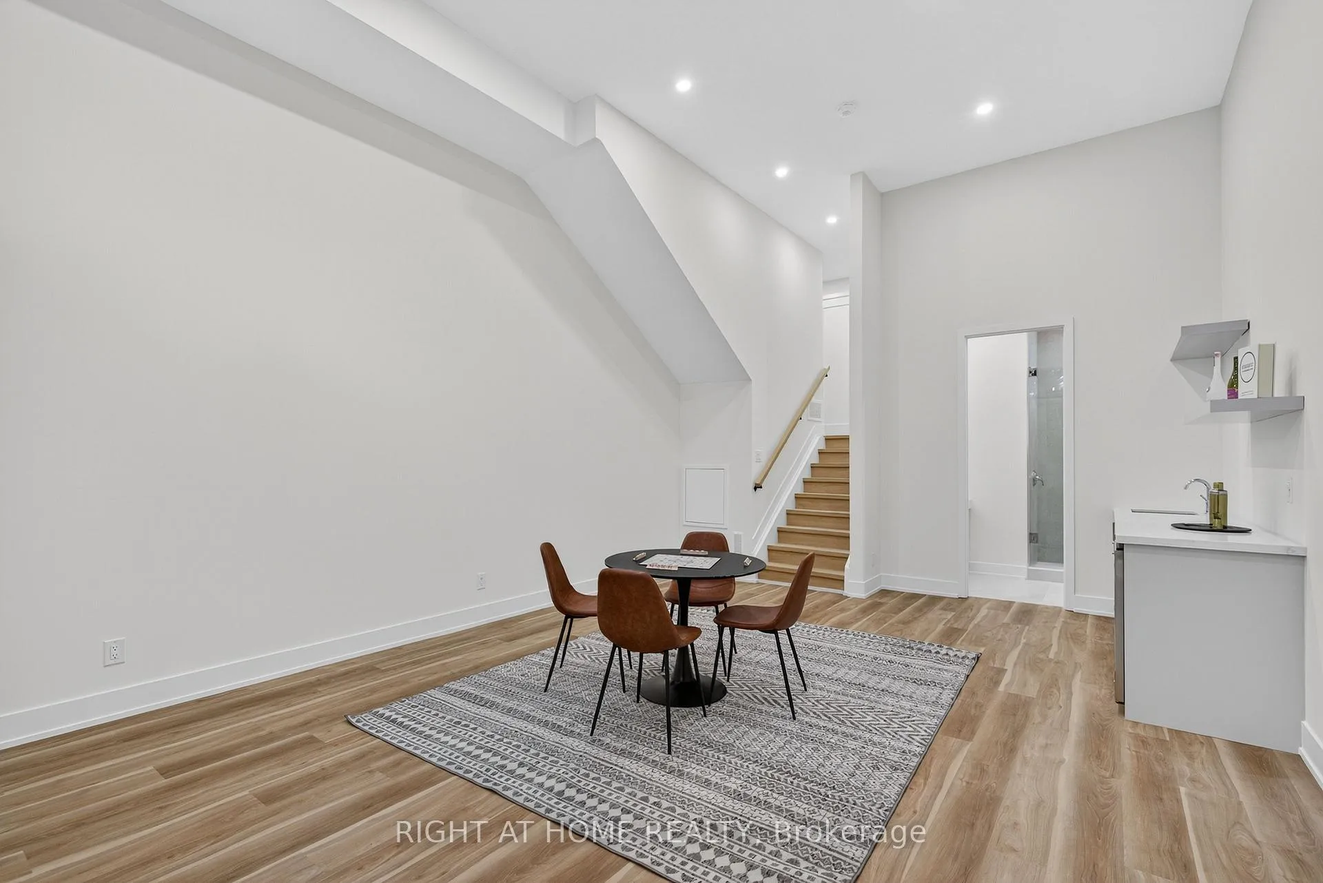 Photo 4 of 15A Rosemeade Avenue, Etobicoke, Stonegate-Queensway — HOMEH