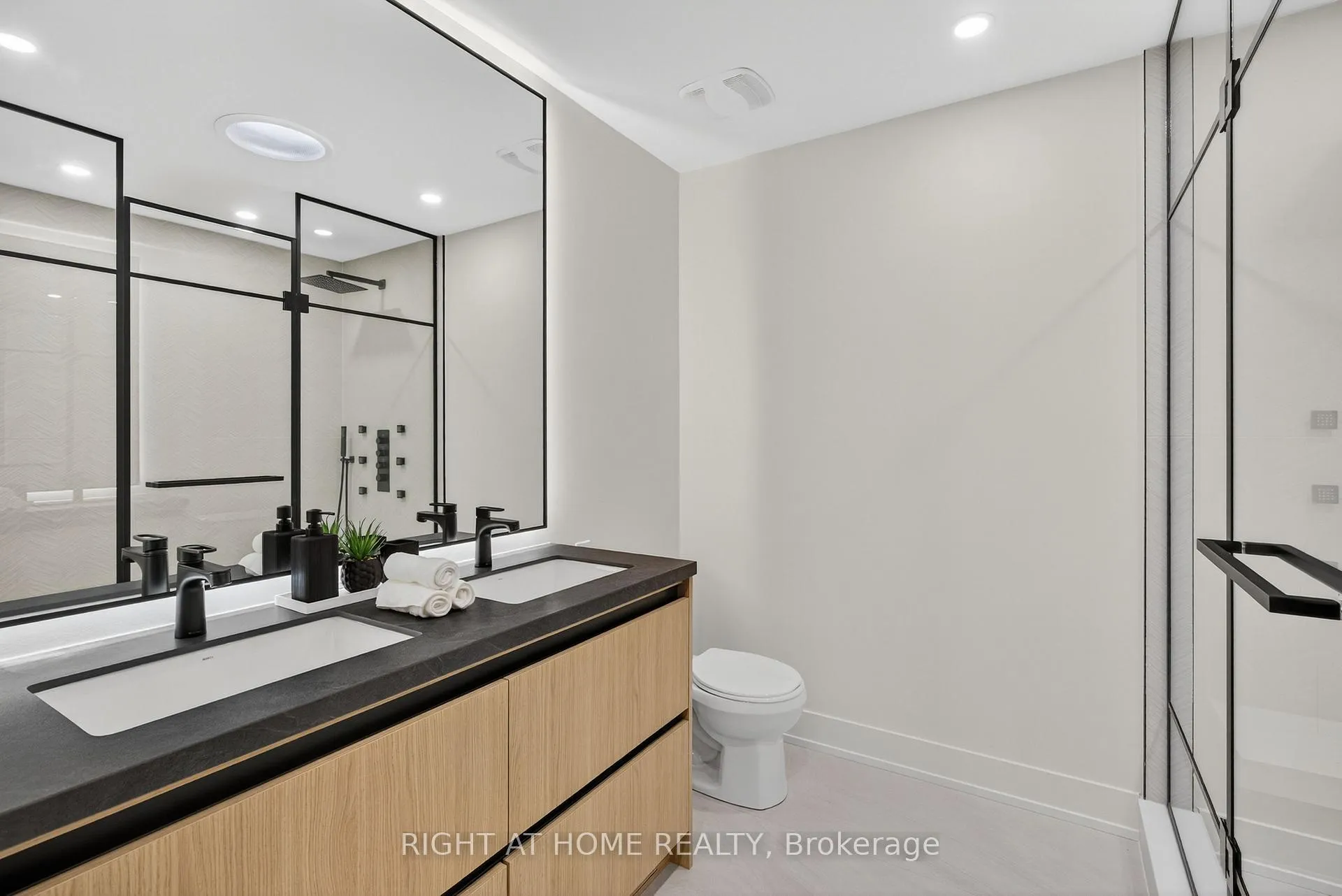 Photo 37 of 15A Rosemeade Avenue, Etobicoke, Stonegate-Queensway — HOMEH