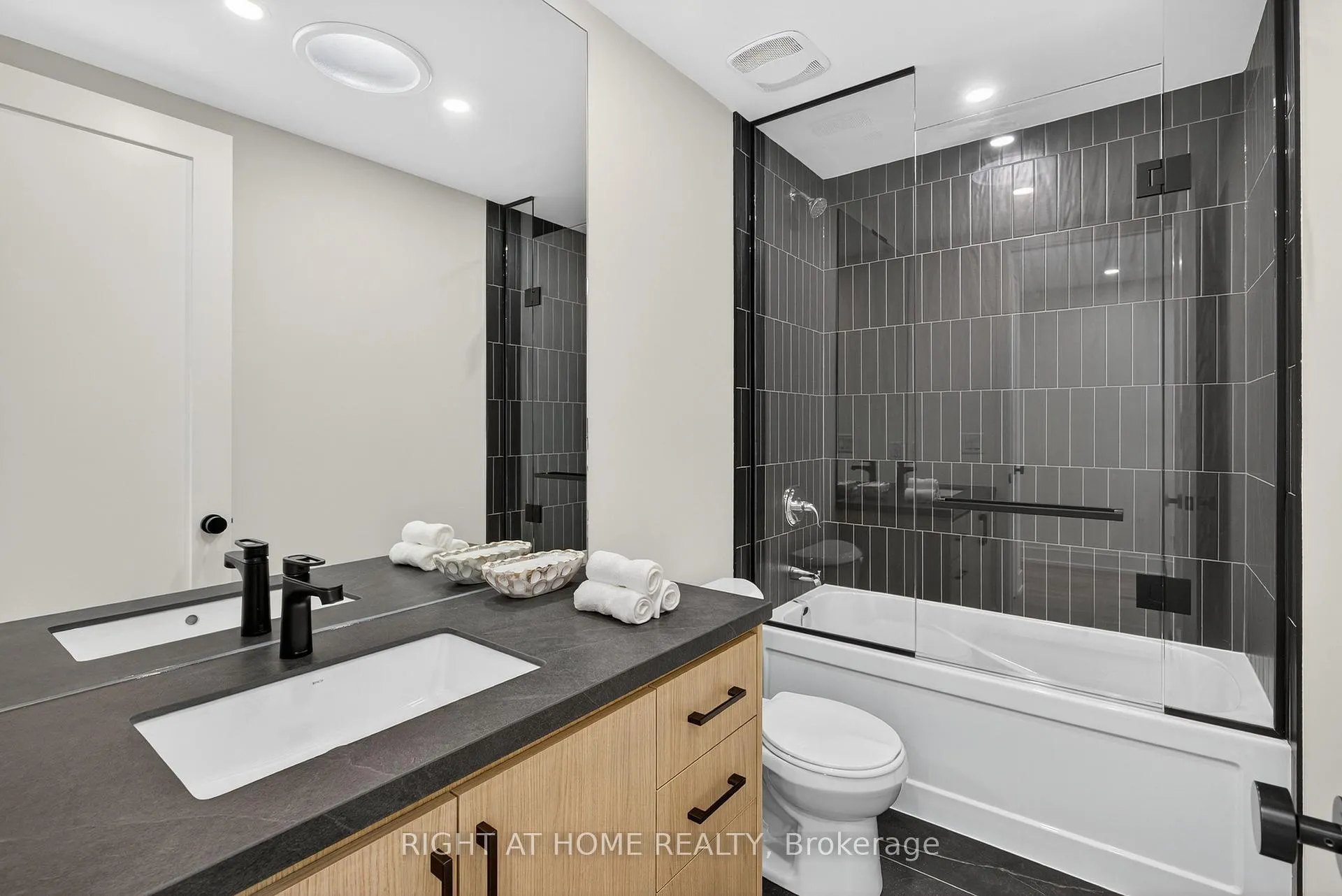 Photo 41 of 15A Rosemeade Avenue, Etobicoke, Stonegate-Queensway — HOMEH