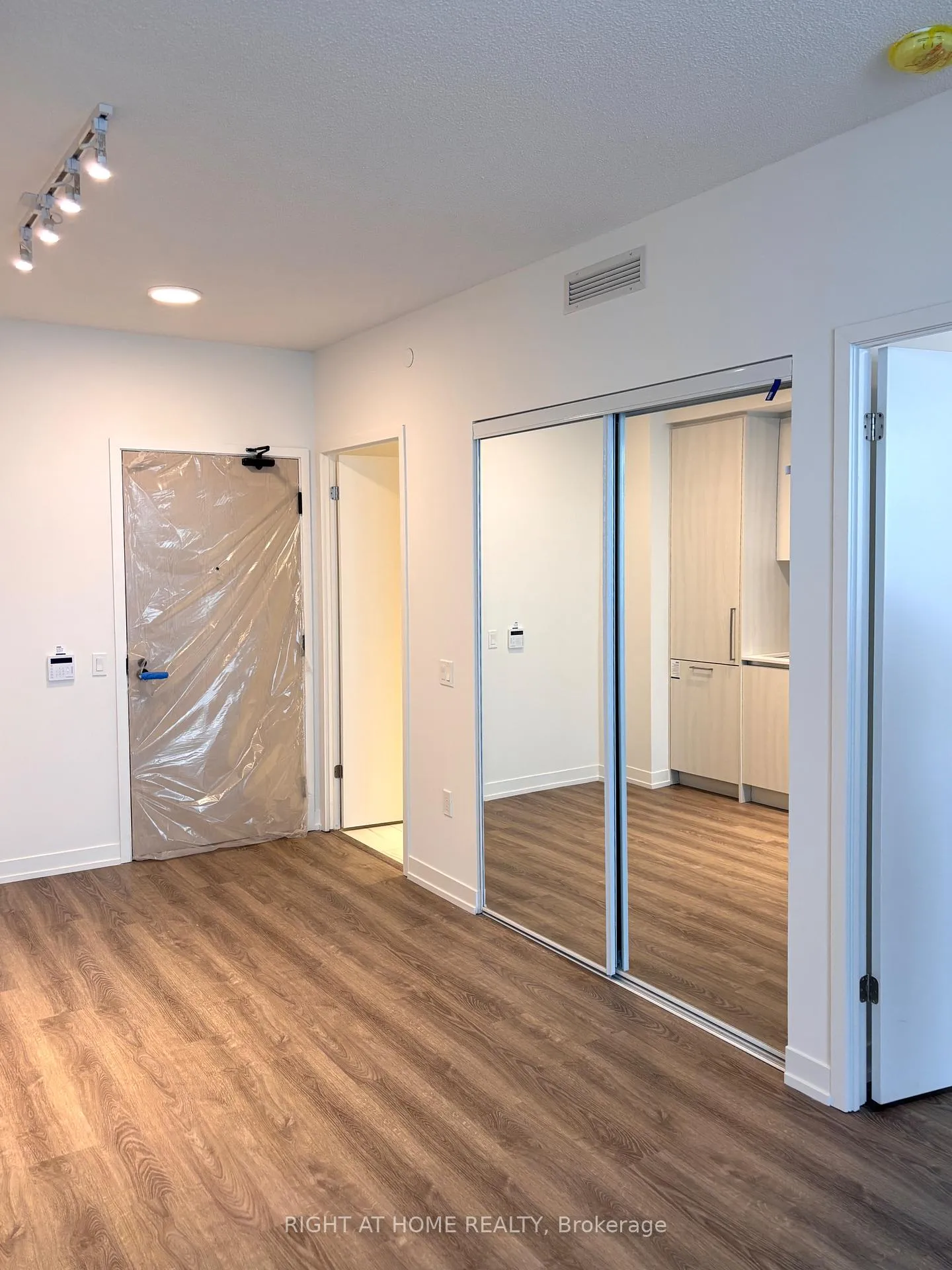 Photo 4 of Unit 4205, 195 Commerce Street, Vaughan, Vaughan Corporate Centre — HOMEH