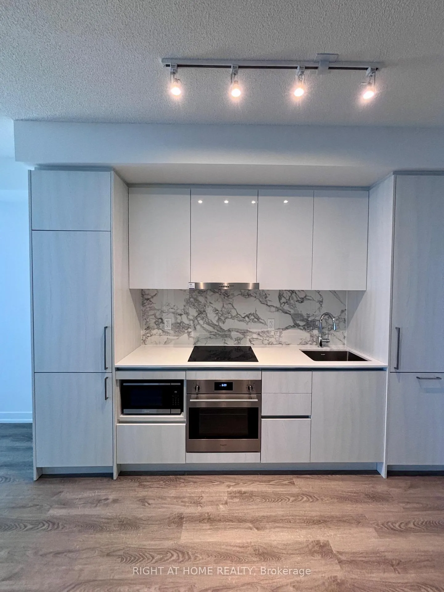 Photo 5 of Unit 4205, 195 Commerce Street, Vaughan, Vaughan Corporate Centre — HOMEH