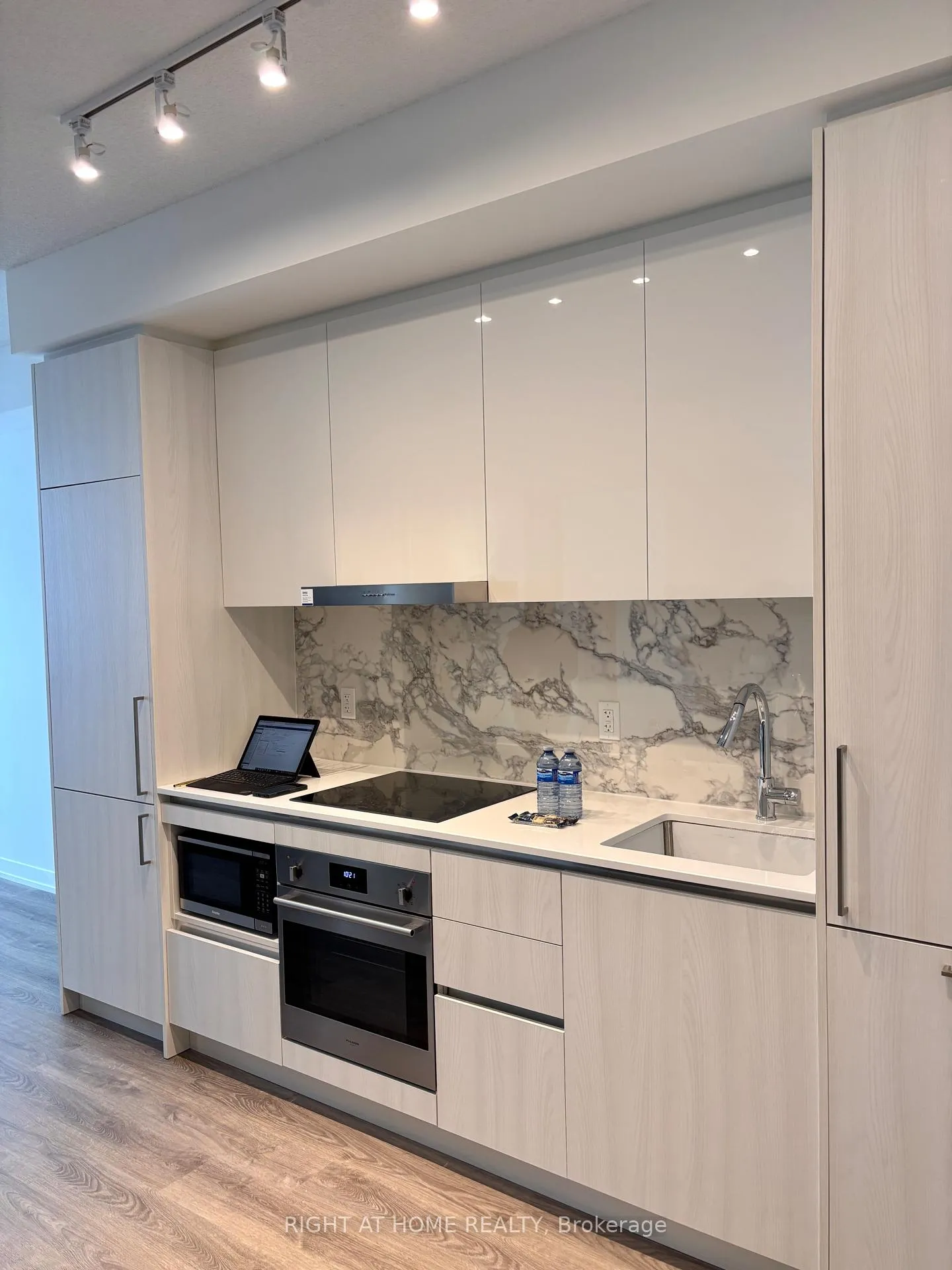 Photo 6 of Unit 4205, 195 Commerce Street, Vaughan, Vaughan Corporate Centre — HOMEH