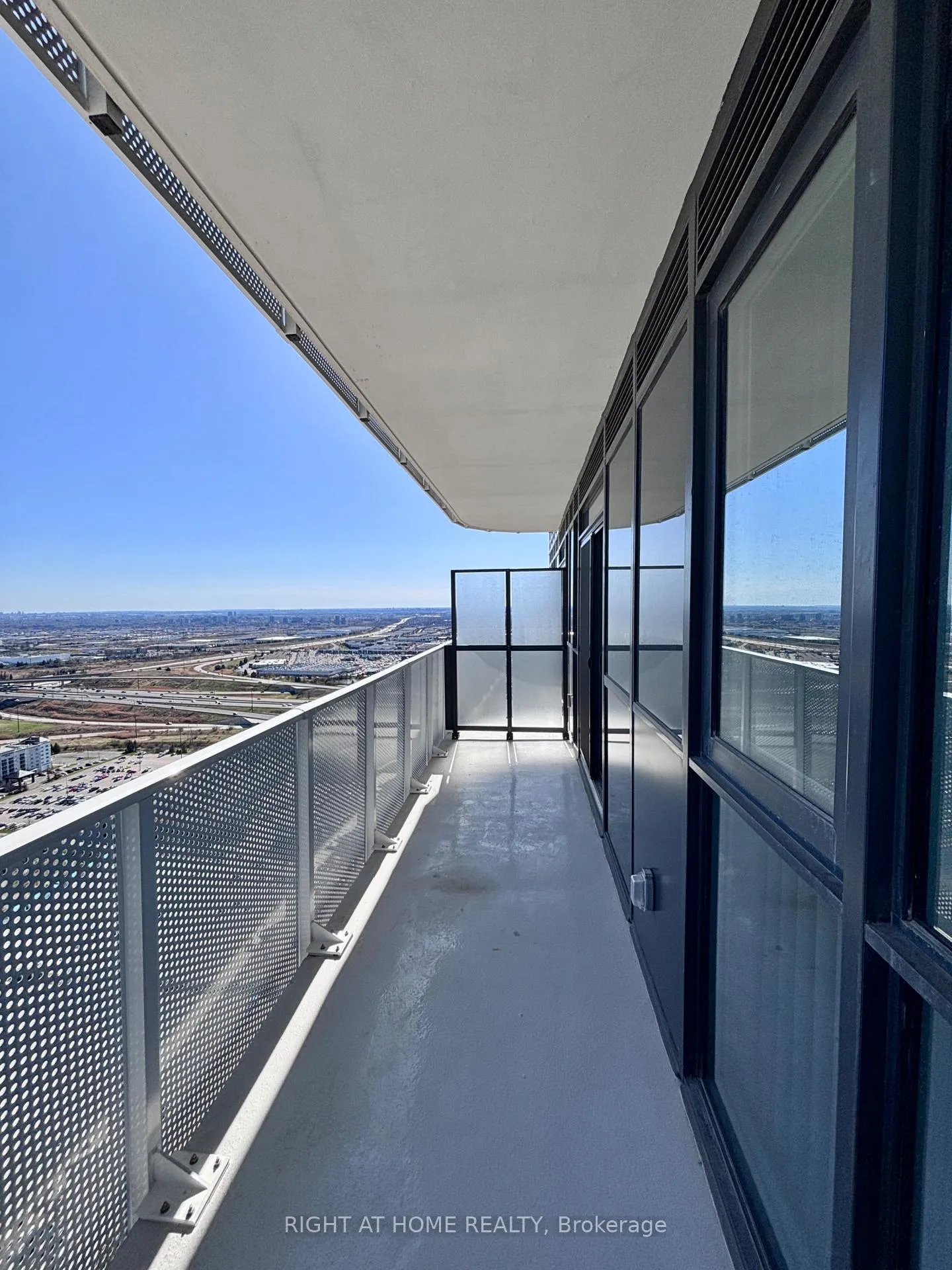 Photo 11 of Unit 4205, 195 Commerce Street, Vaughan, Vaughan Corporate Centre — HOMEH