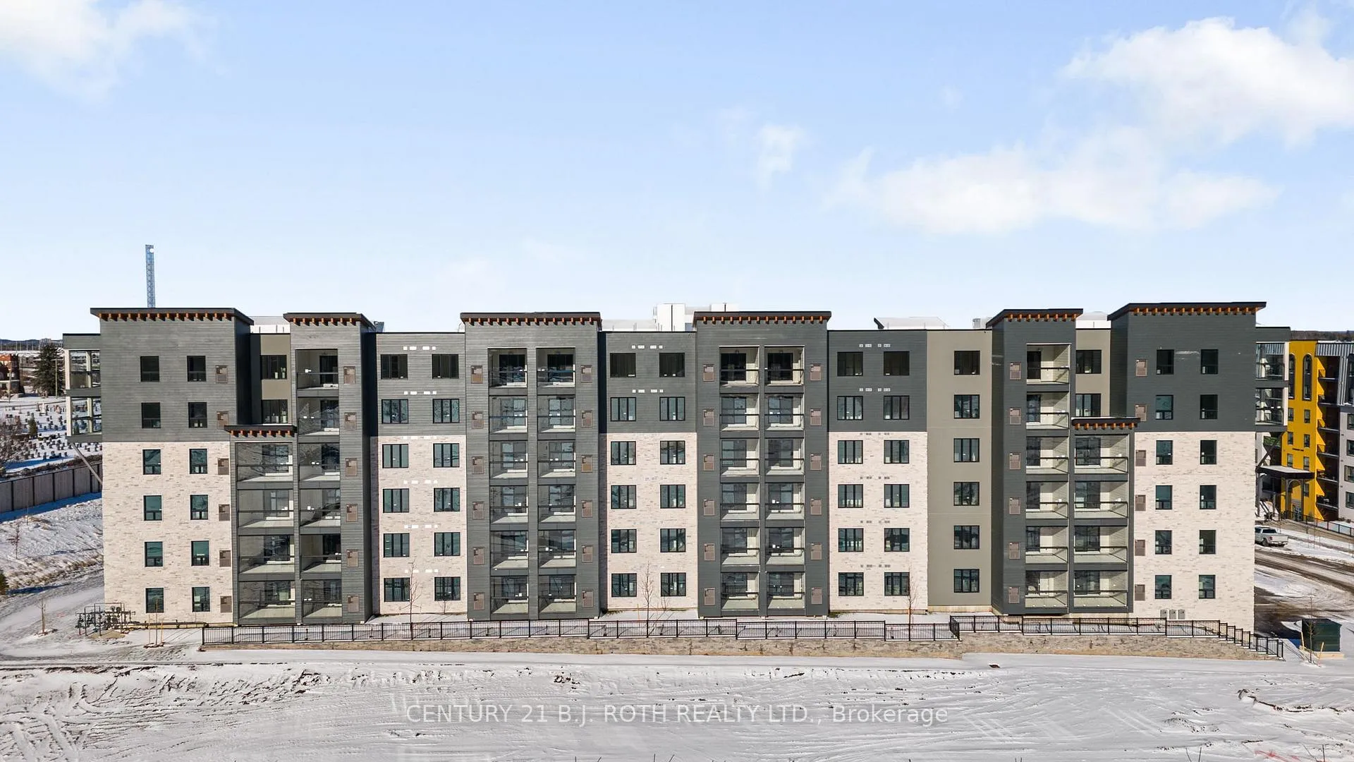 Photo 2 of Unit 303, 15 Kneeshaw Drive, Barrie, Rural Barrie Southeast — HOMEH