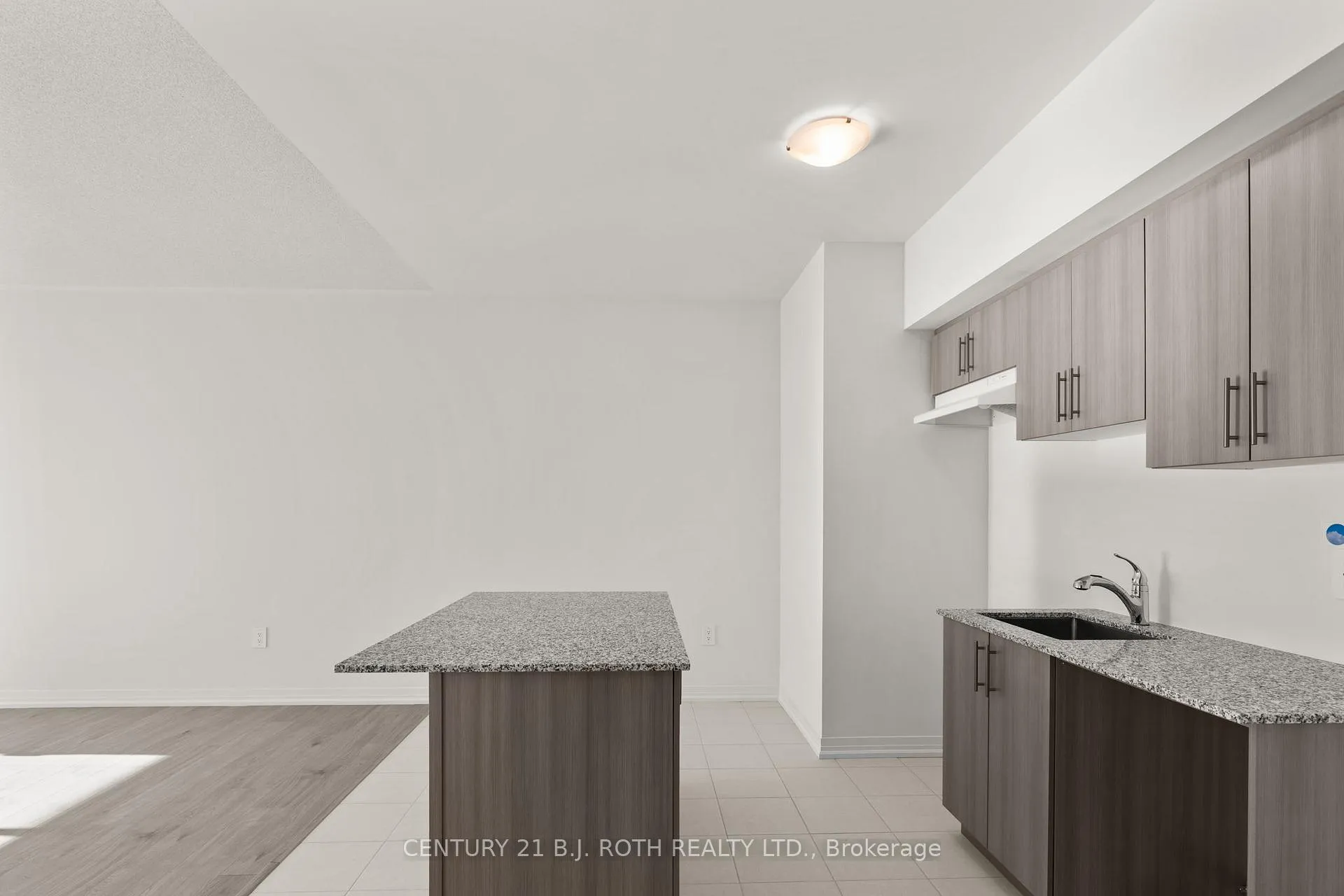 Photo 6 of Unit 303, 15 Kneeshaw Drive, Barrie, Rural Barrie Southeast — HOMEH